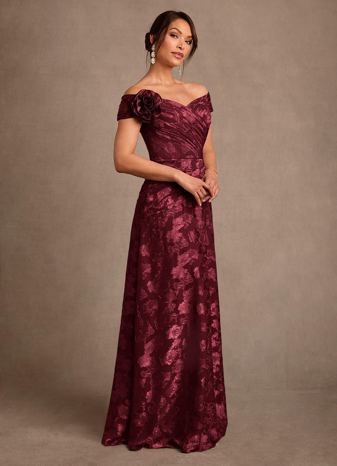 Azazie Bernadette Vestidos para mãe da noiva Vestido Cabernet de Esgotamento Floral de Linha A com Fora do ombro image1