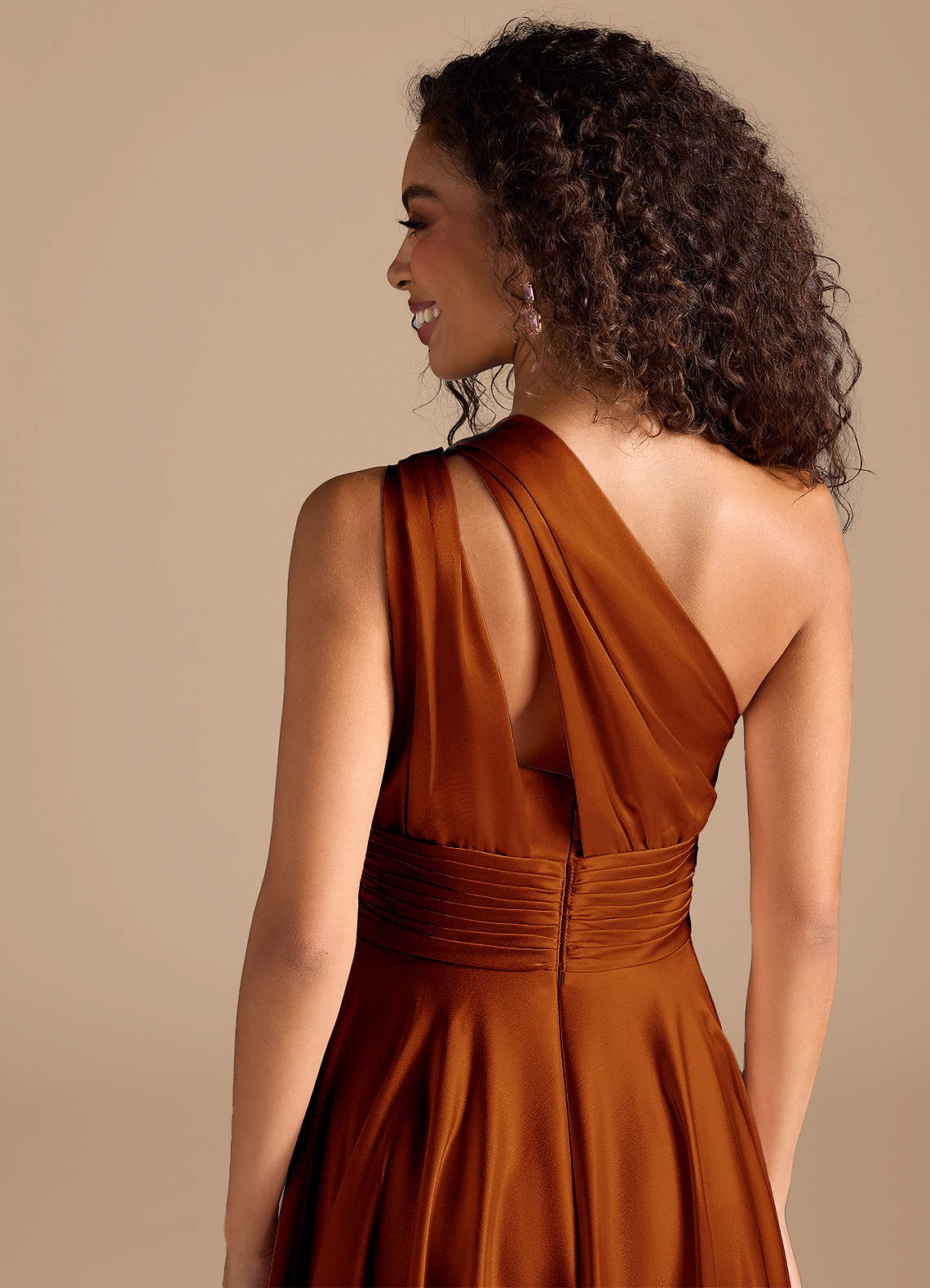 Azazie Charlize Vestidos de madrinha de casamento Vestido Castanho Aloirado de Cetim Metálico de Linha A com Um ombro image2