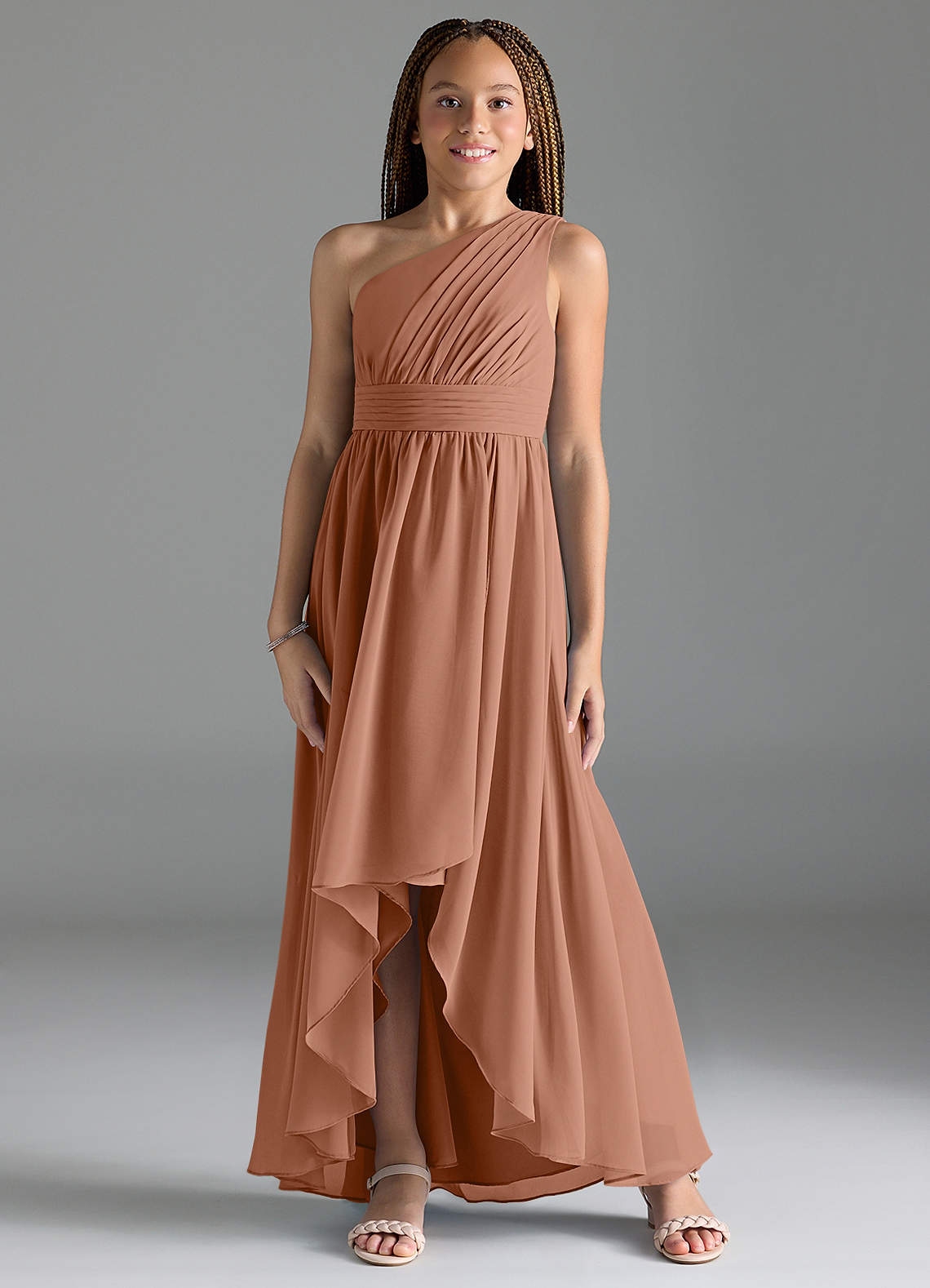 Azazie Mathilda Junior Robe Trapèze en Mousseline de soie Plissée Bronze image1