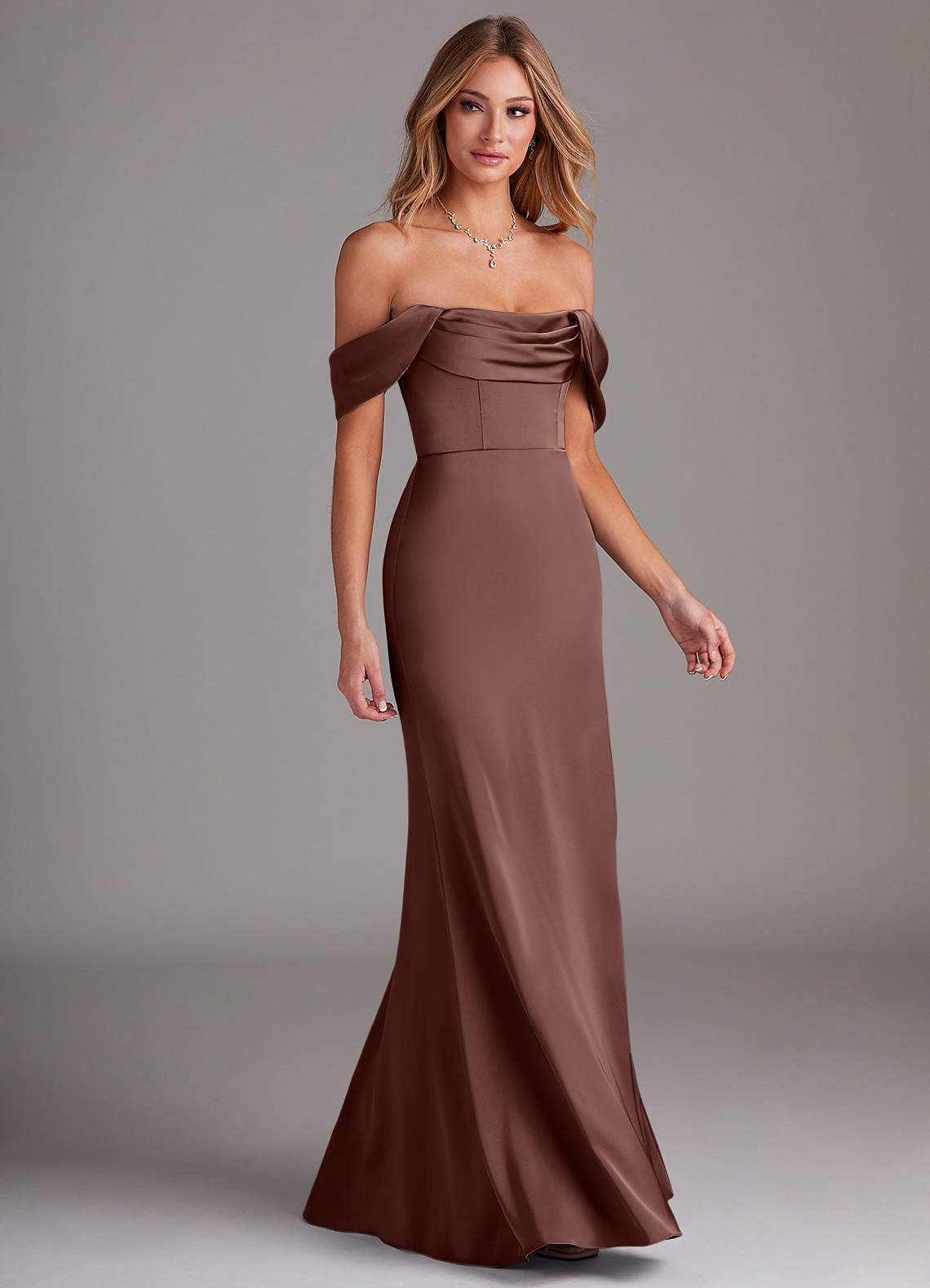 Azazie Saige Vestidos de madrinha de casamento Vestir Café Expresso de Cetim elástico de Bainha com Fora do ombro image5