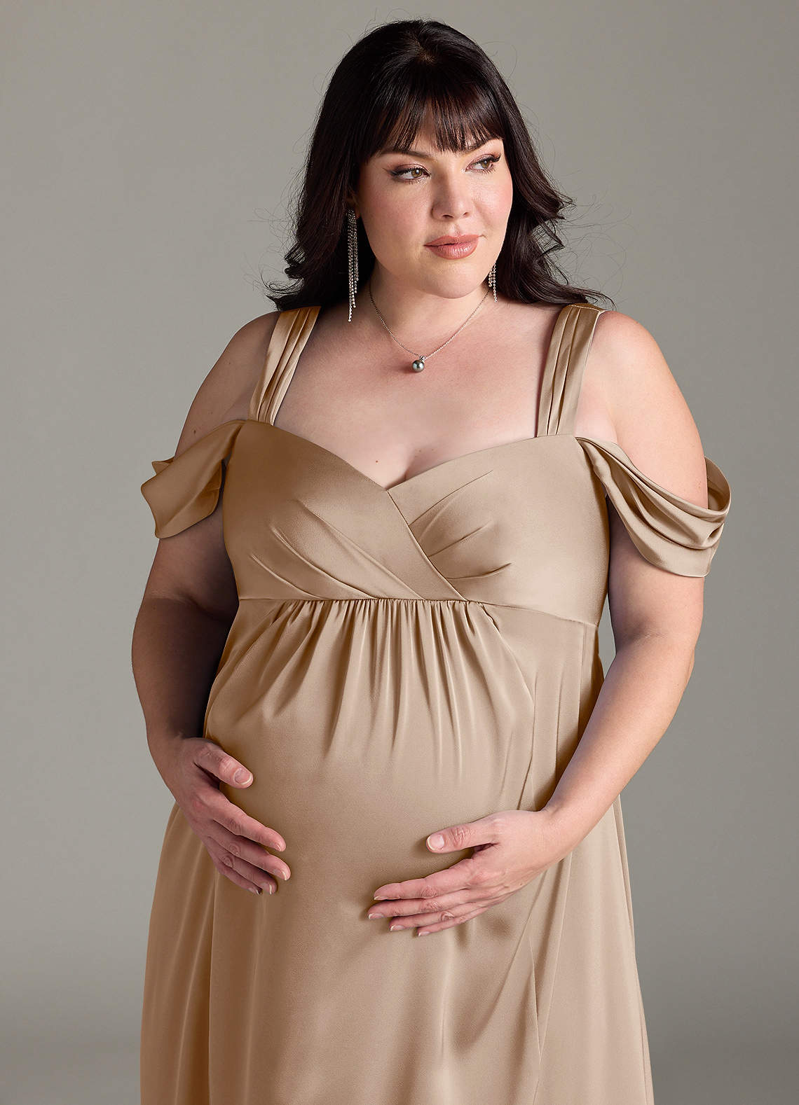 Azazie Rhea vestidos de dama de honor de maternidad Vestido de Corte en A Off The Shoulder Plisado Hasta el suelo Satén Elástico image11