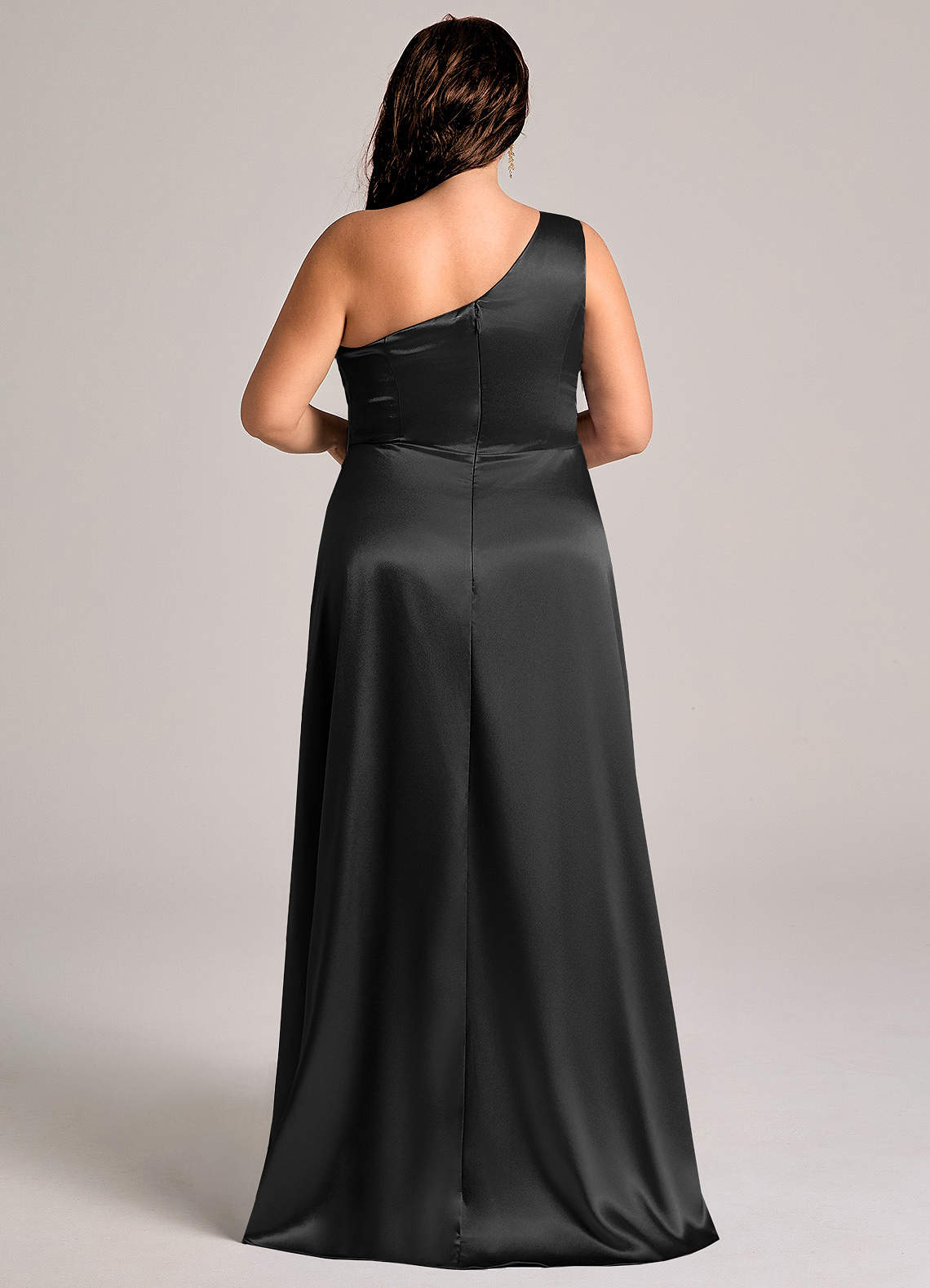 Azazie Brooke Essayer des robes à la maison Robe Trapèze en Satiné métallisé Une épaule Noir image8