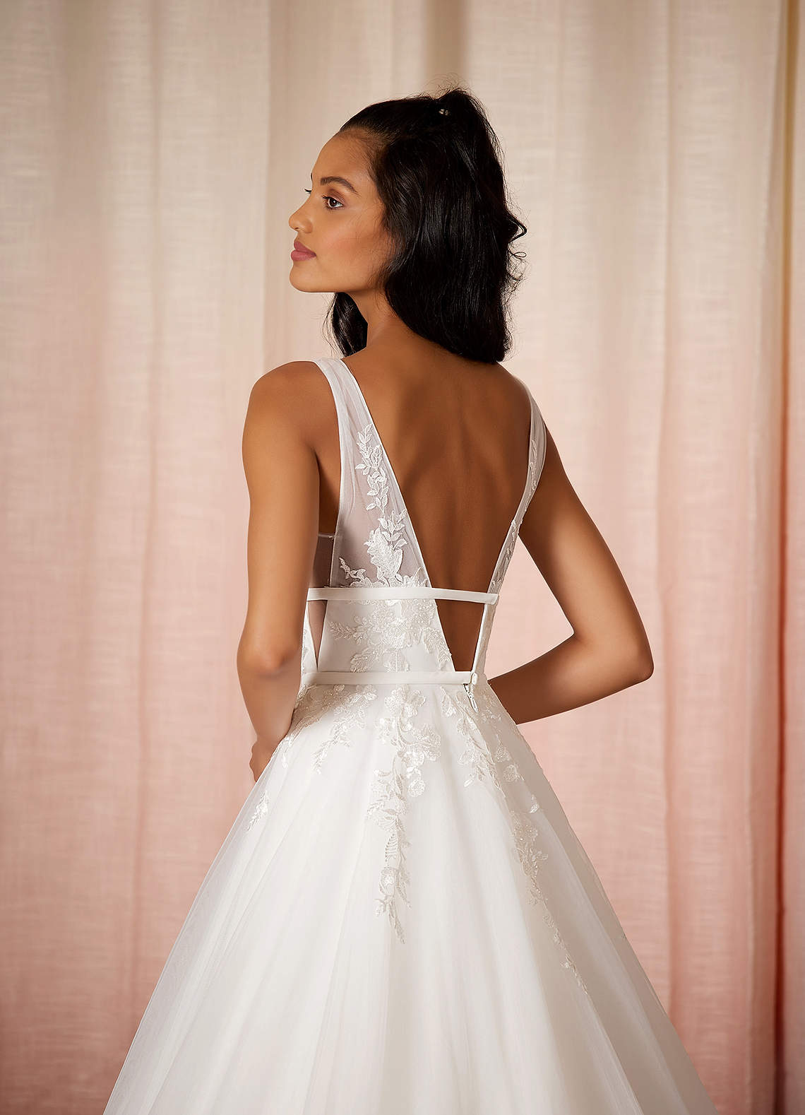 Azazie Lafayette Vestidos de novia Vestido de Diamante Blanco de Tul de Corte en A con Encaje image4