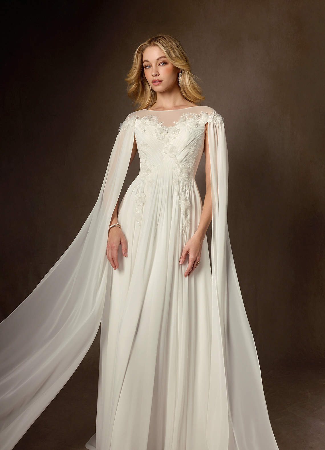 Azazie Linnea Vestidos de novia Vestido de Crema de Gasa de Corte en A con Scoop image3