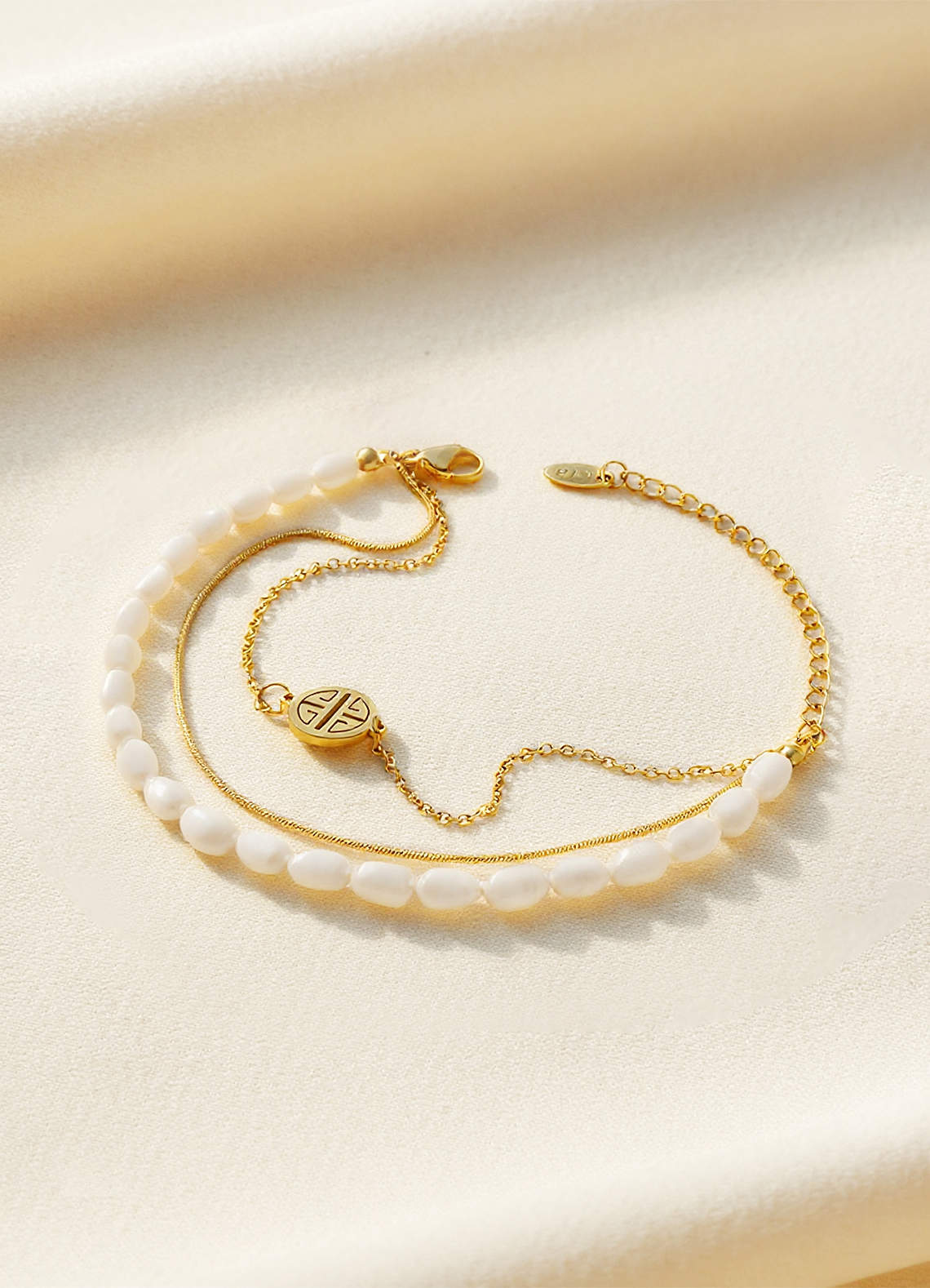 front Pulsera de perla de la suerte de triple capa