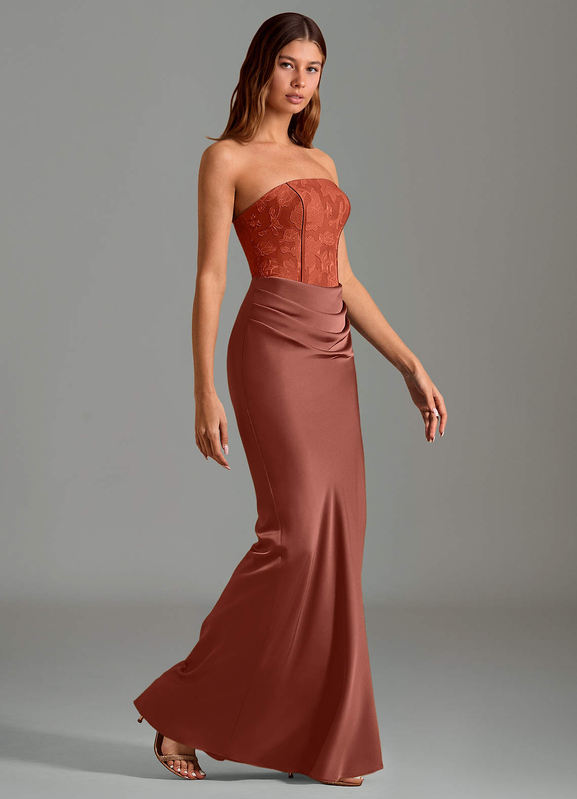 Azazie Emilia Robes de demoiselle d'honneur Robe Sirène en Satin extensible Sans bretelles Auburn image2