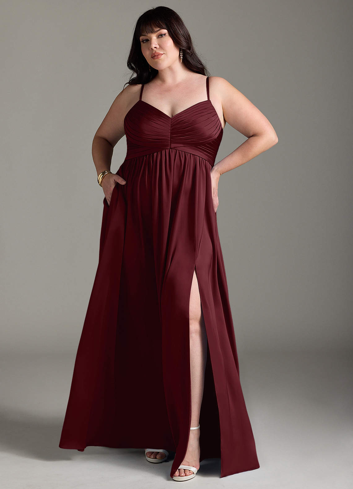 Azazie Alia Abiti da Damigella Abito A-Line in Raso Elasticizzato Plissettato Cabernet image1