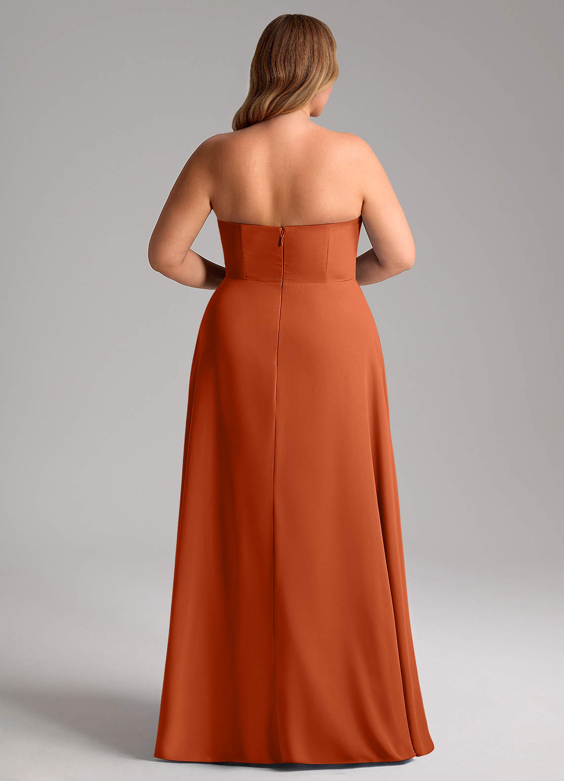 Azazie Wren Essayer des robes à la maison Robe Trapèze Convertible en Mousseline de soie Fente Latérale Auburn image14