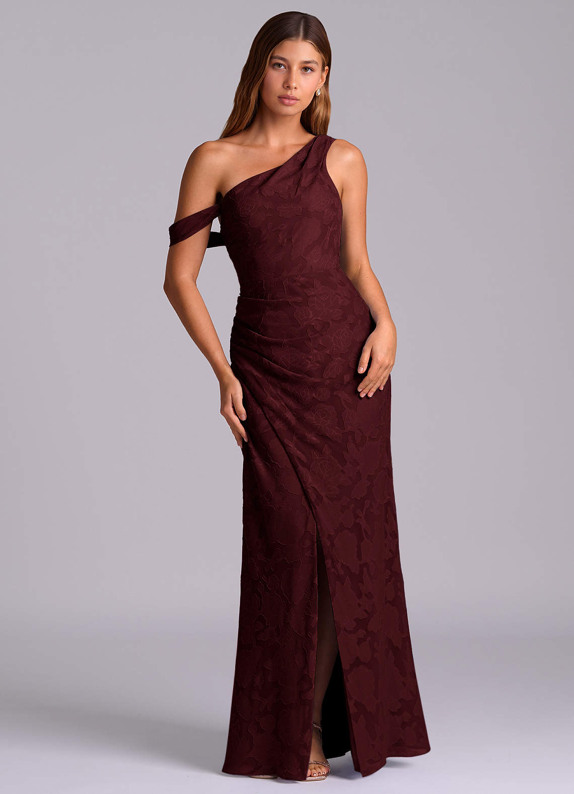 Azazie Madelyn Robes de demoiselle d'honneur Robe Sirène Convertible en Blumen-Burnout Ue épaule Cabernet image1