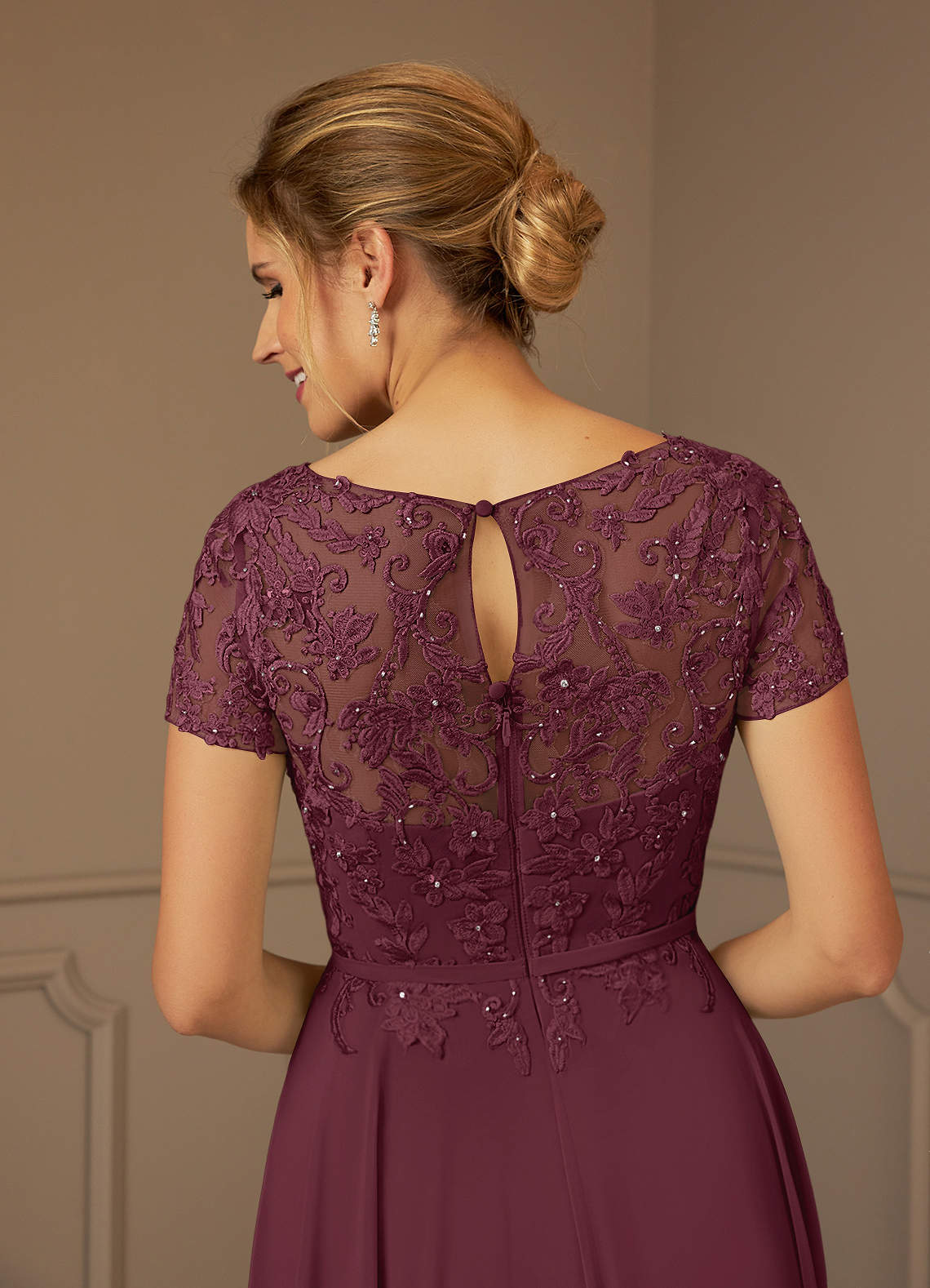 Azazie Adina vestidos de madre de la novia Vestido de Cabernet de Gasa de Corte En A con Cuello barco Lentejuelas image4
