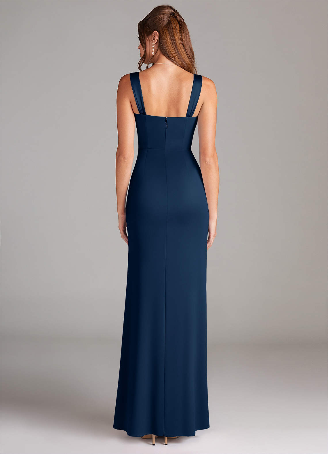 Azazie Denice Robes de demoiselle d'honneur Robe Fourreau en Satin extensible Plissée Bleu Marine Foncé image1