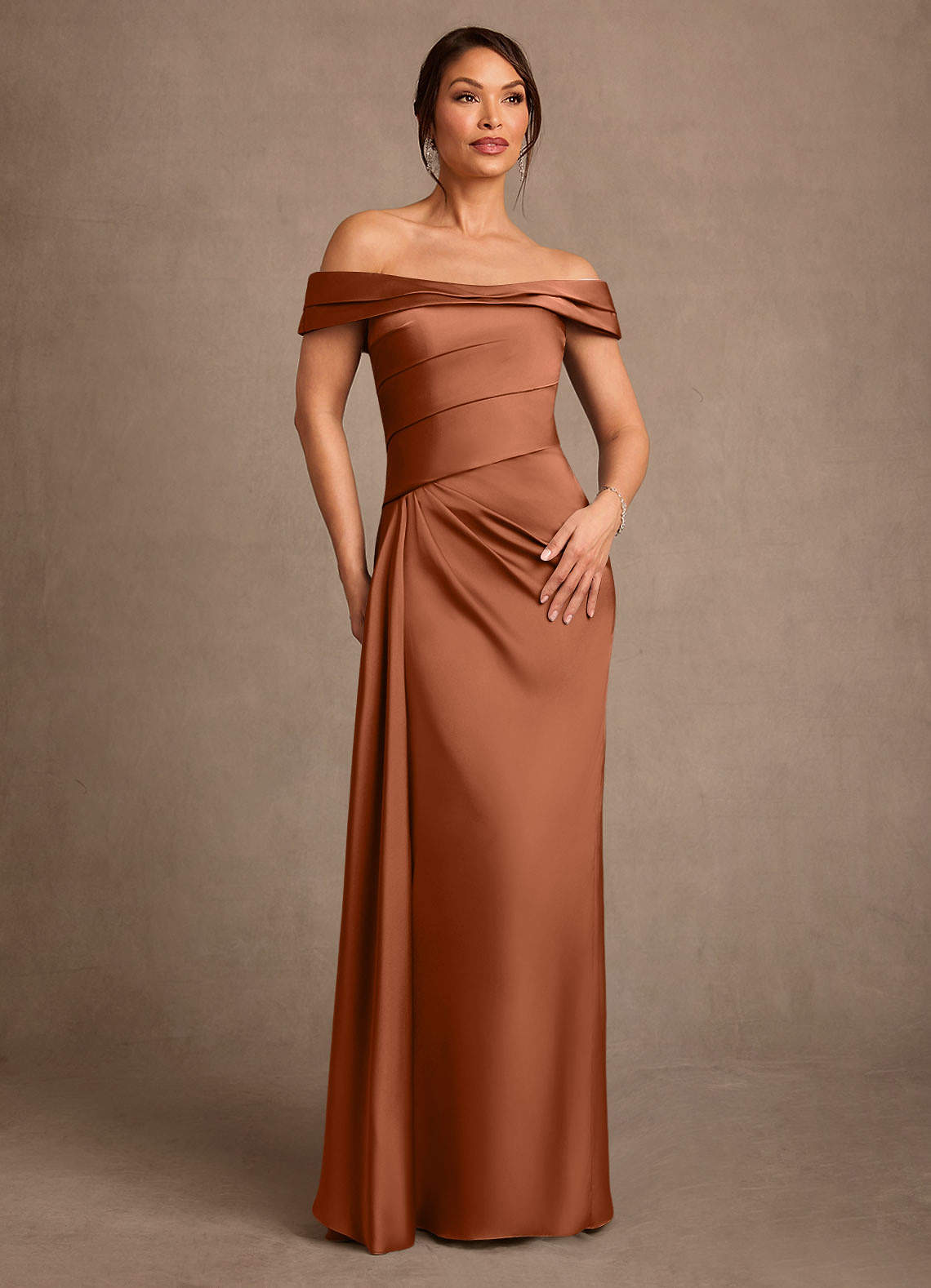 Azazie Beah Mère de la mariée Robes Robe Fourreau en Satin extensible Épaule décolletée Cuivre image1