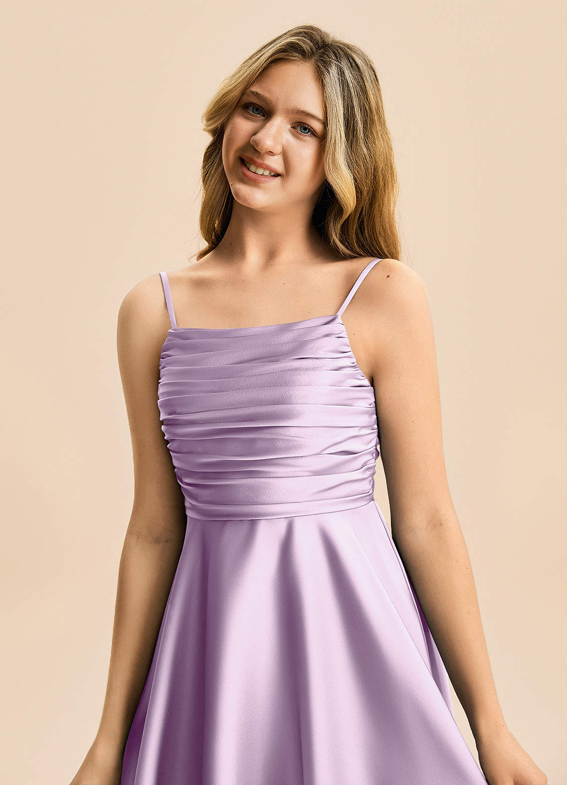 Azazie Miko Junior Vestido de Lila Esmerilada de Satén Elástico de Corte en A con Plisado image7