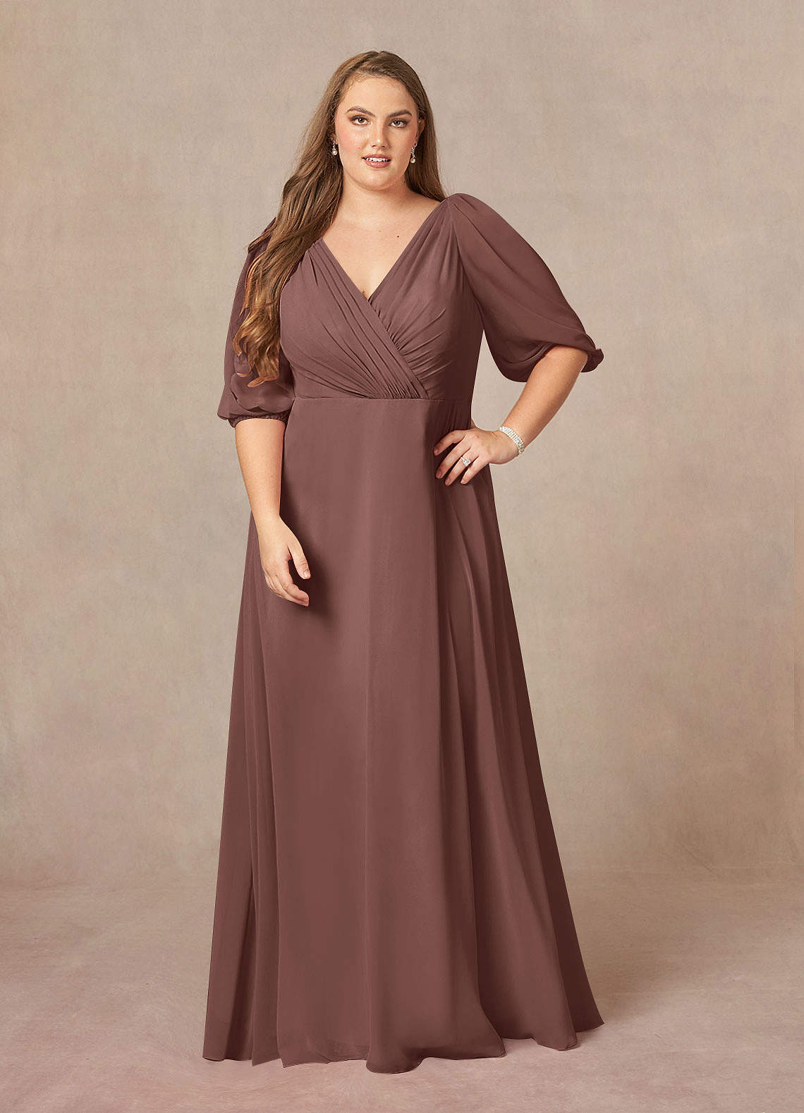 Azazie Bronwyn Mère de la mariée Robes Robe Trapèze en Mousseline de soie Col V froncé Expresso image1