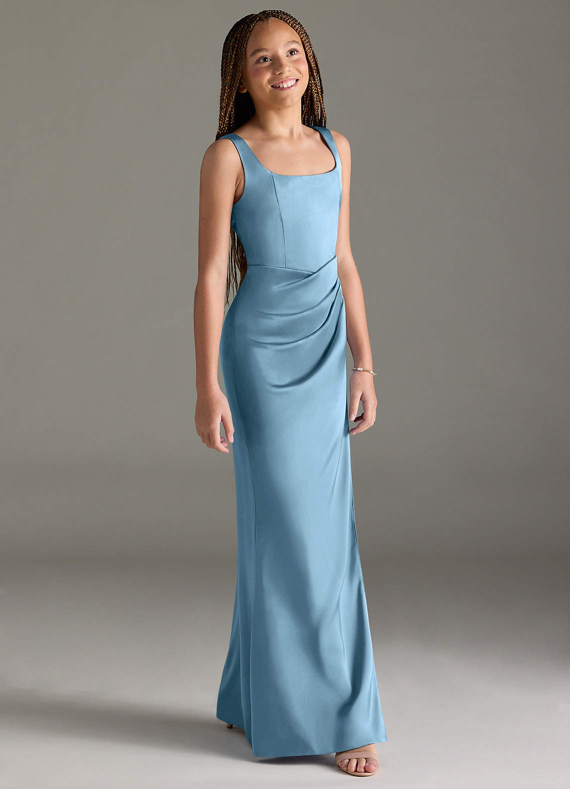 Azazie Mero Junior Vestido de Azul Acero de Satén Elástico de Corte Sirena con Plisado image2