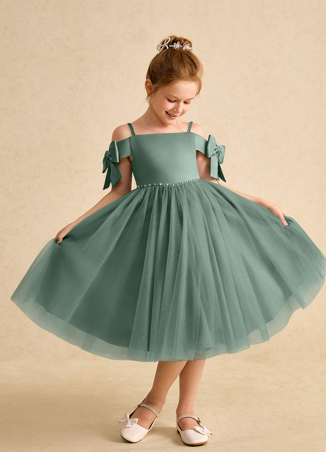 Azazie Amie Blumenmädchenkleider A-Linie Schulterfrei Matte Satin Kleid Eukalyptus image1