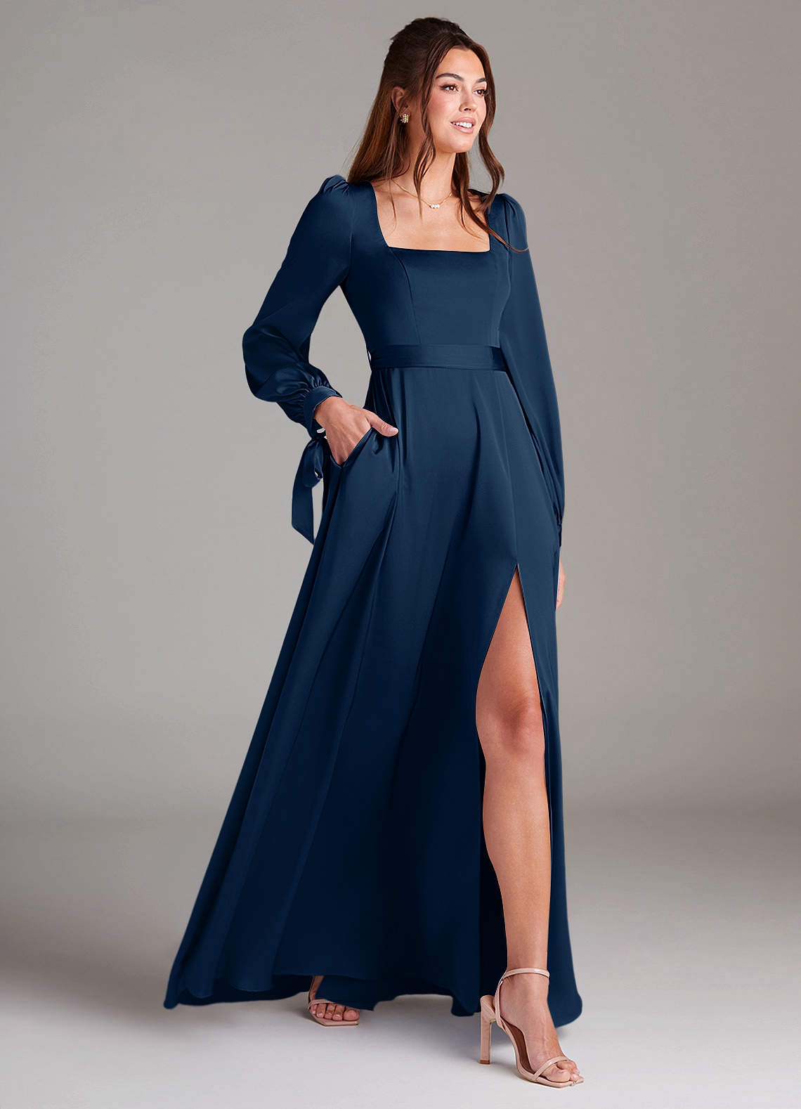 Azazie Leonia Robes de demoiselle d'honneur Robe Trapèze en Satin extensible Manche longue Bleu Marine Foncé image3