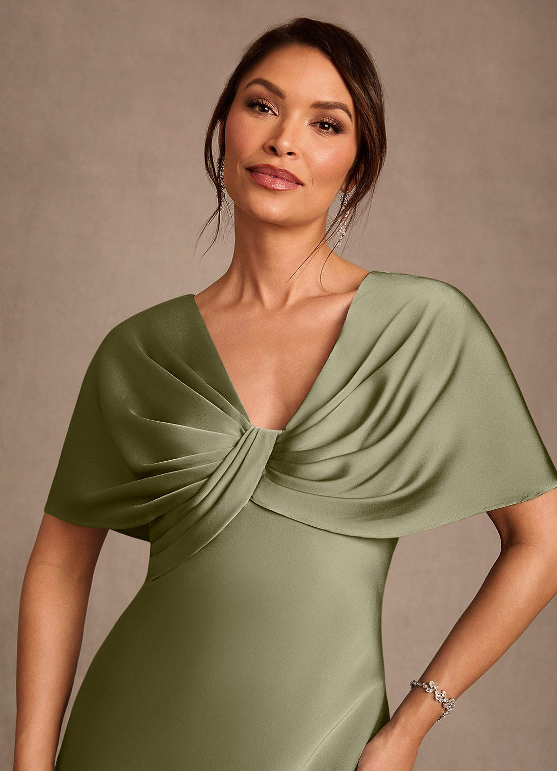 Azazie Dosia vestidos de madre de la novia Vestido de Pistacho de Satén Elástico de Corte Recto con Plisado image3