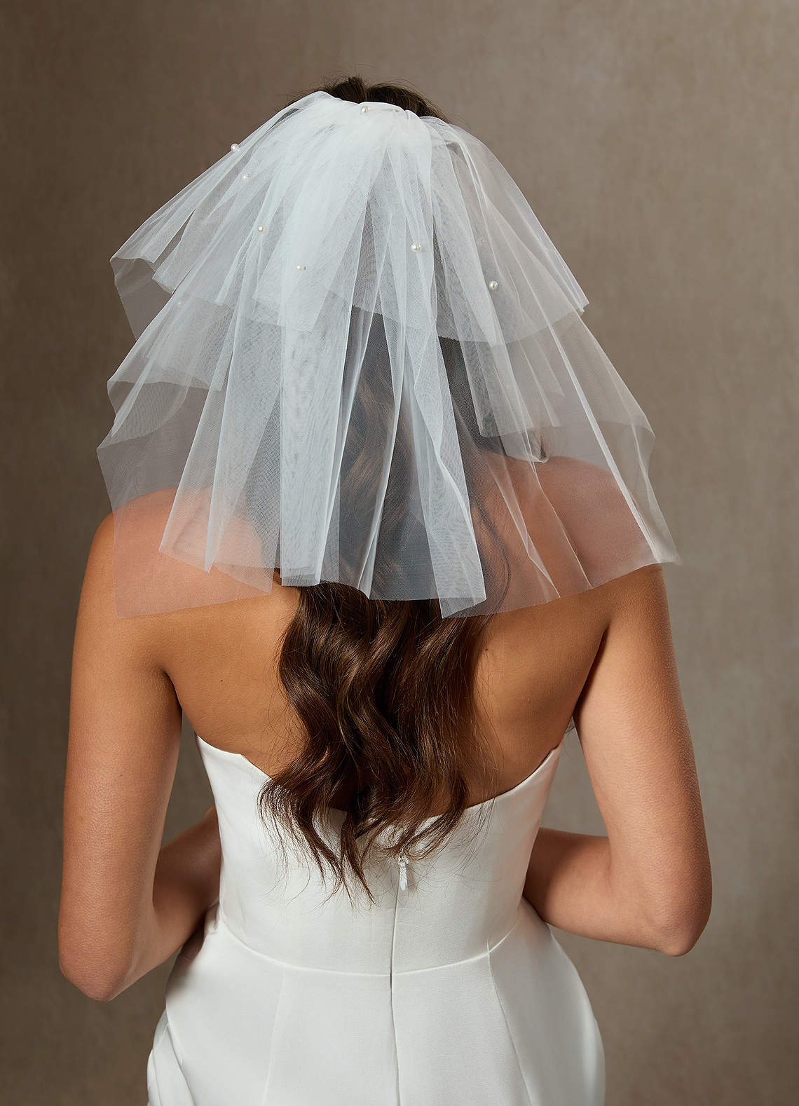 front Véu em camadas com pérolas espalhadas na altura dos ombros