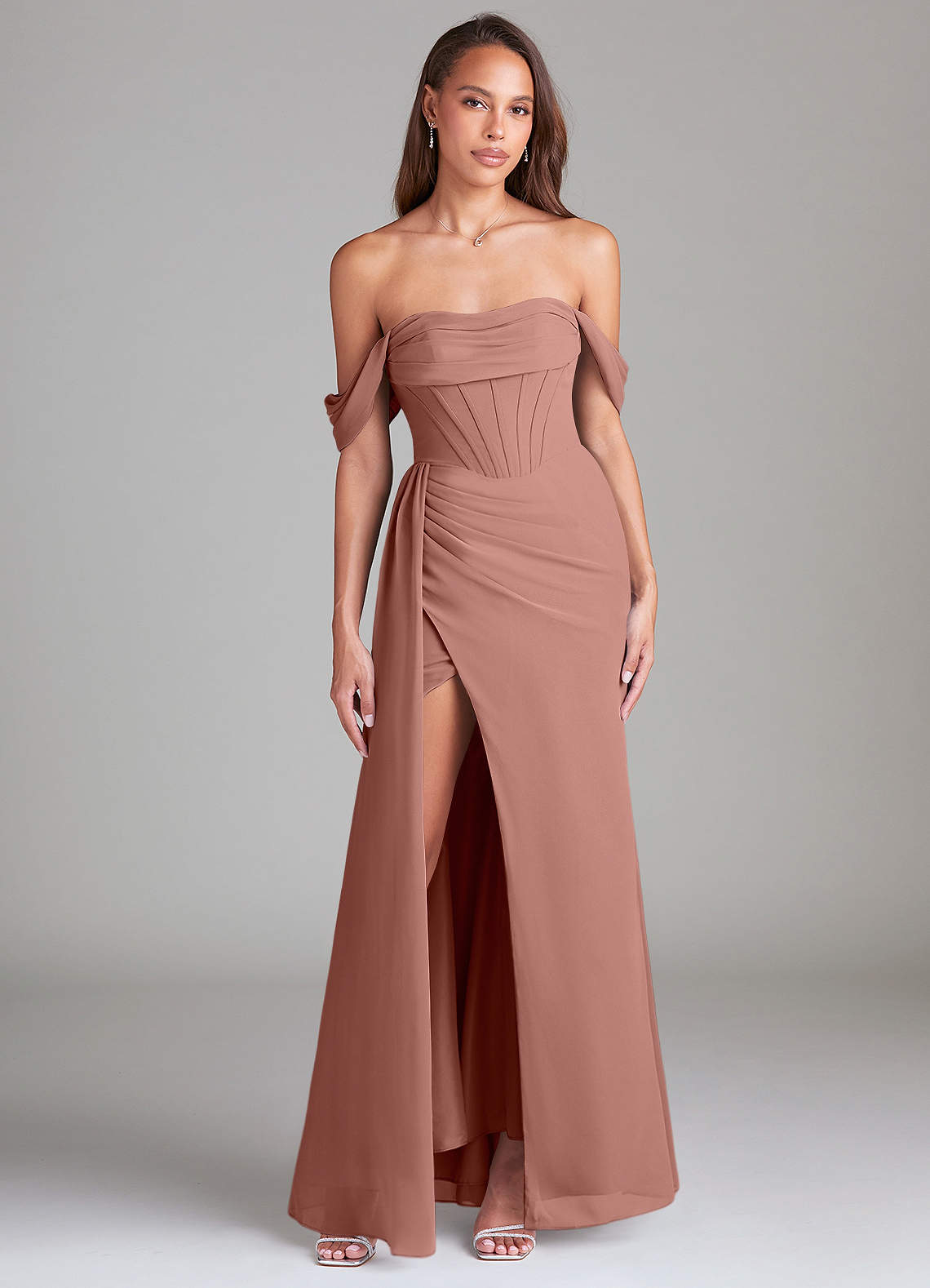 Azazie Amyra Abiti da Damigella Abito Convertibile Tubino in Chiffon a Spalla Scoperta Cedro Rosa image1
