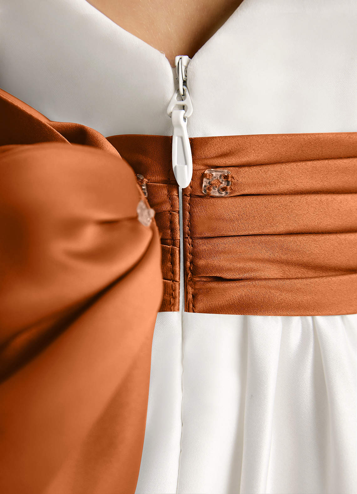 Azazie Sosie Robe Demoiselle D'honneur Fillette Robe Trapèze en Mat Satiné Plissée Ivoire Cuivre image5