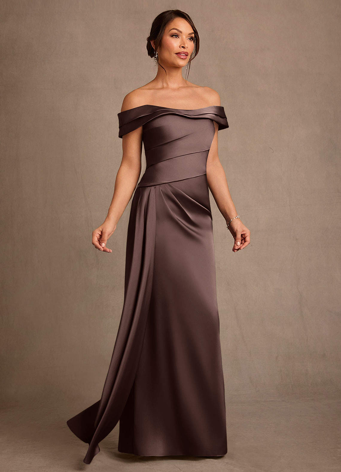 Azazie Beah Vestidos para mãe da noiva Vestido Ganache de Cetim elástico de Bainha com Fora do ombro image1