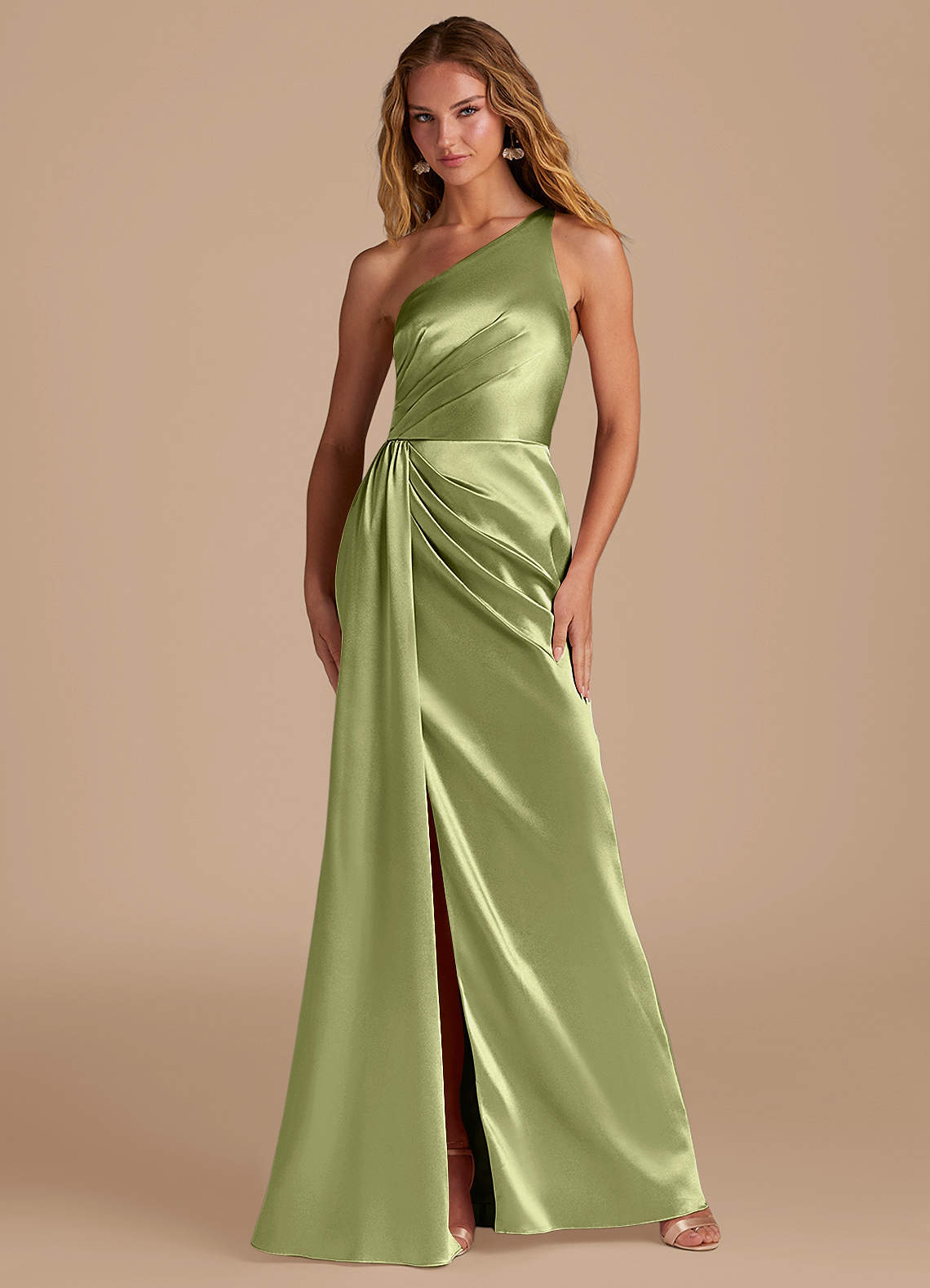 Azazie Mika Vestidos de damas de honor Vestido de Pistacho de Satén Metálico de Corte Recto con Hombro unilateral image1