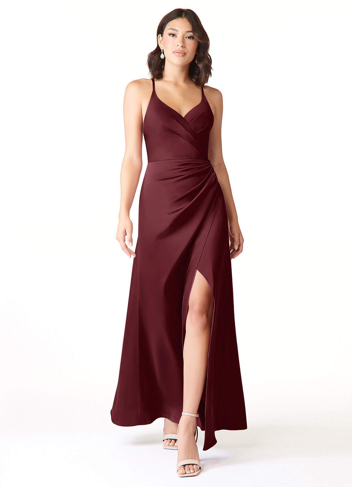 Azazie Geanna Vestidos de damas de honor Vestido de Cabernet de Satén Elástico de Corte Recto con Cuello en V Plisado image1