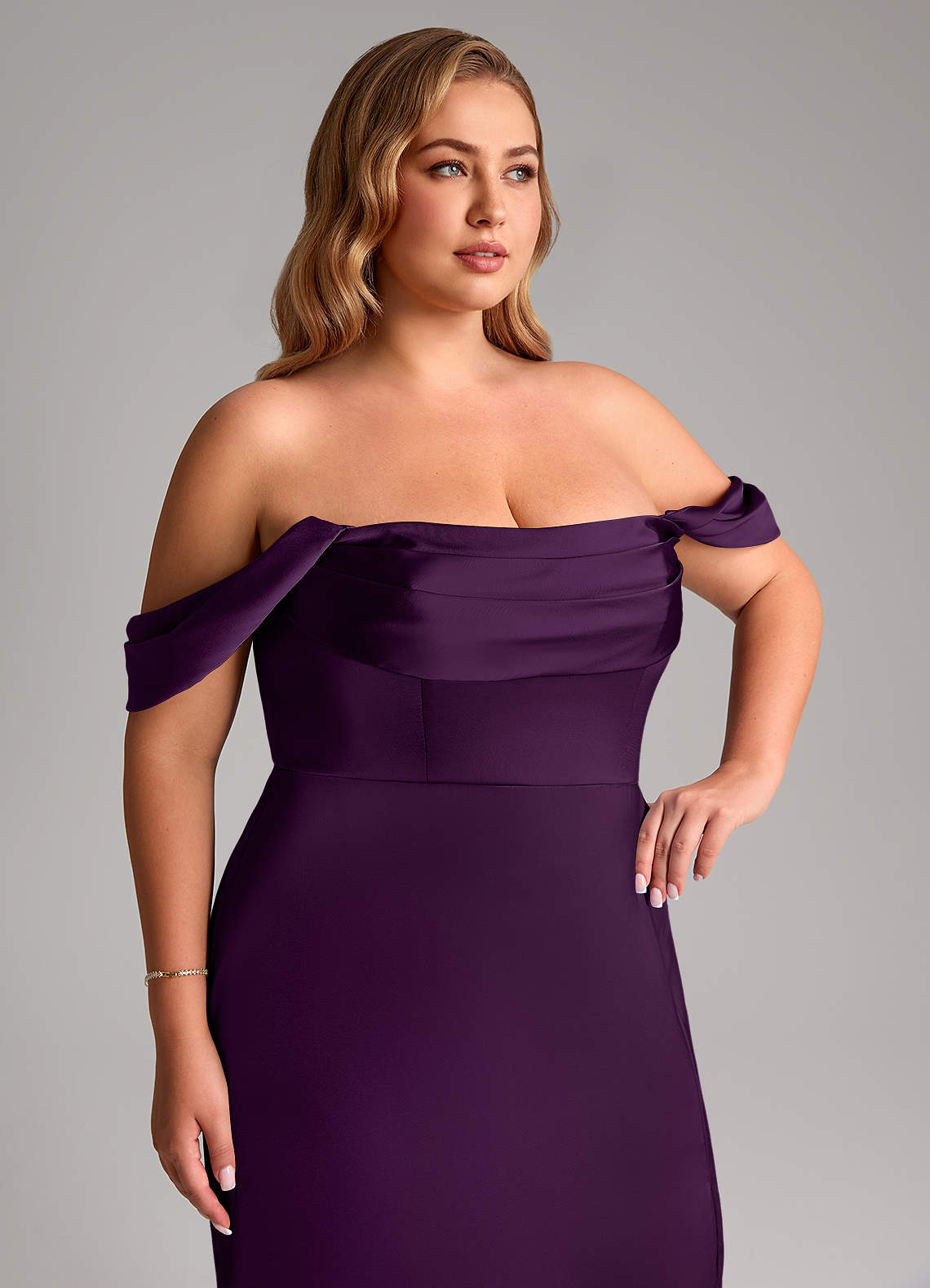 Azazie Saige Jurken voor bruidsmeisjes Jurk van Stretch Satijn met Kolom Off the Shoulder Druif image13