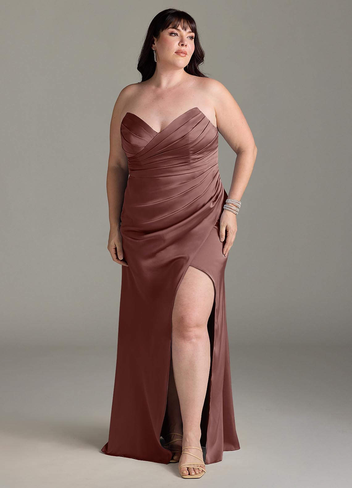 Azazie Yola Vestidos de damas de honor Vestido de Expresado de Satén Elástico de Corte Recto Convertible con Cuello en V Plisado image10