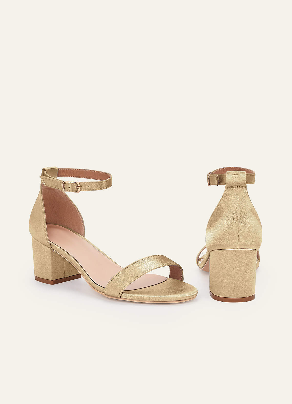 front Yhteensopivan väriset metallinhohtoiset satiinisandaalit yhdellä hihnalla, soljella ja korkokengillä