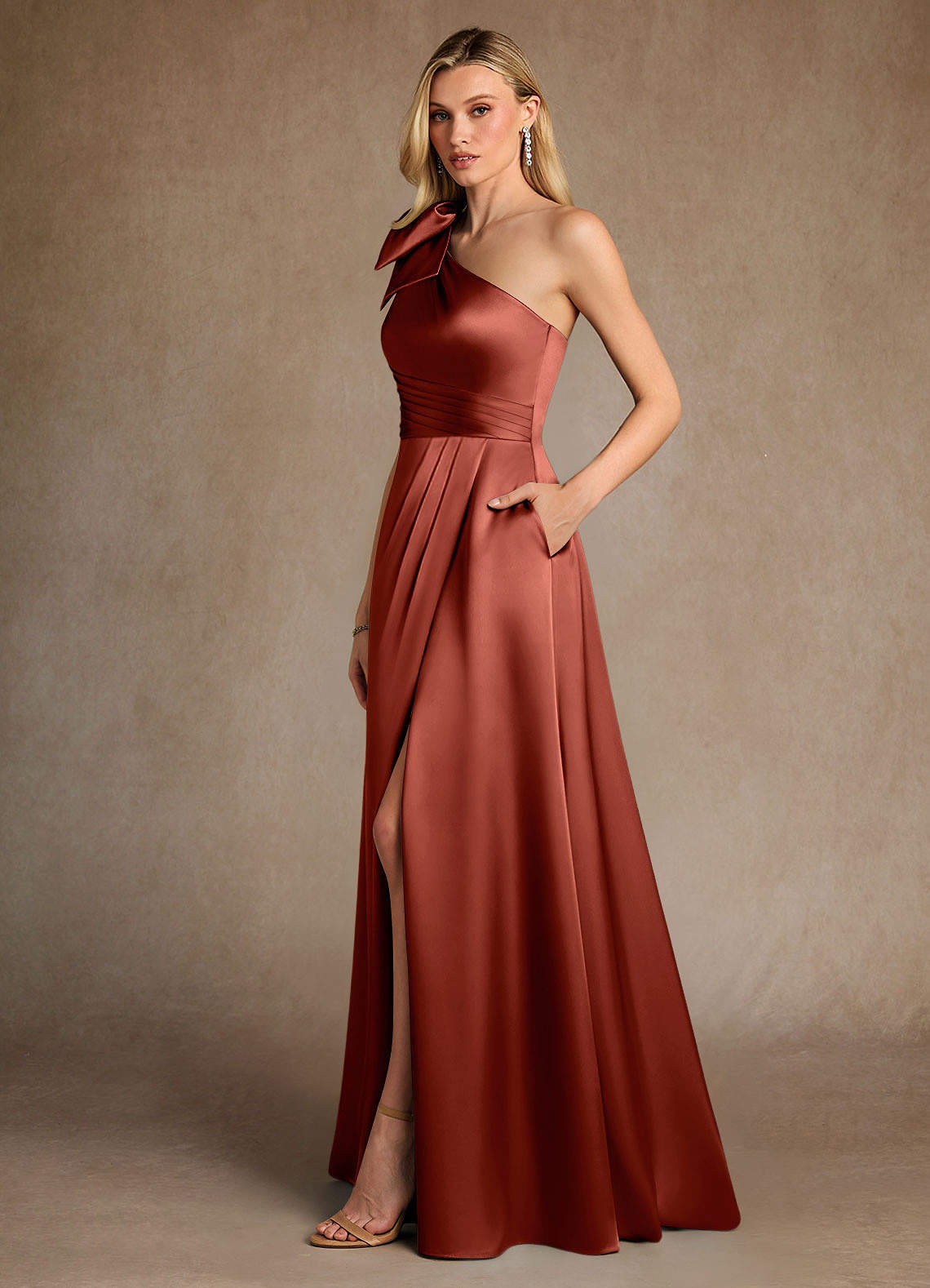Azazie Easton Vestidos para mãe da noiva Vestido Terracota de Cetim elástico de Linha A com Um ombro image1