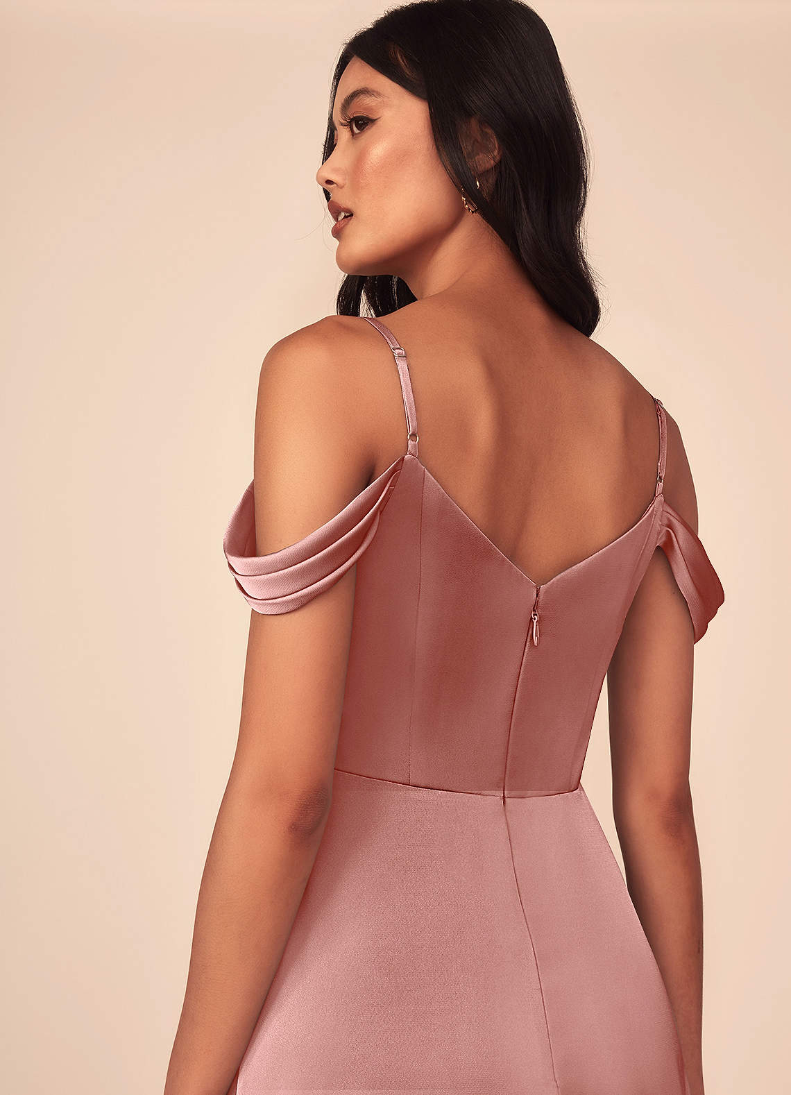 Azazie Ocean Vestidos de damas de honor Vestido de Rosetón de Satén Elástico de Corte en A con Cuello en V Plisado image4