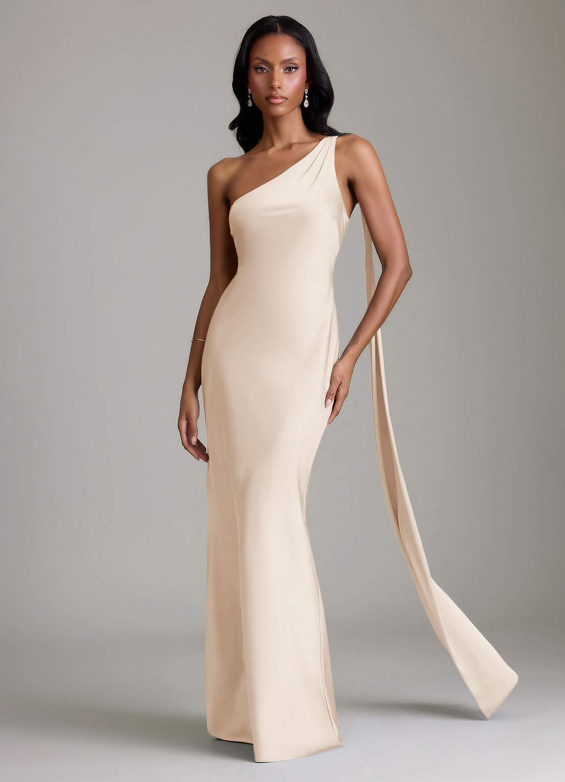 Azazie Juniper Brudtärnklänningar Klä av Sjöjungfru i Stretch Satin Ena axeln Vit Alabaster image3