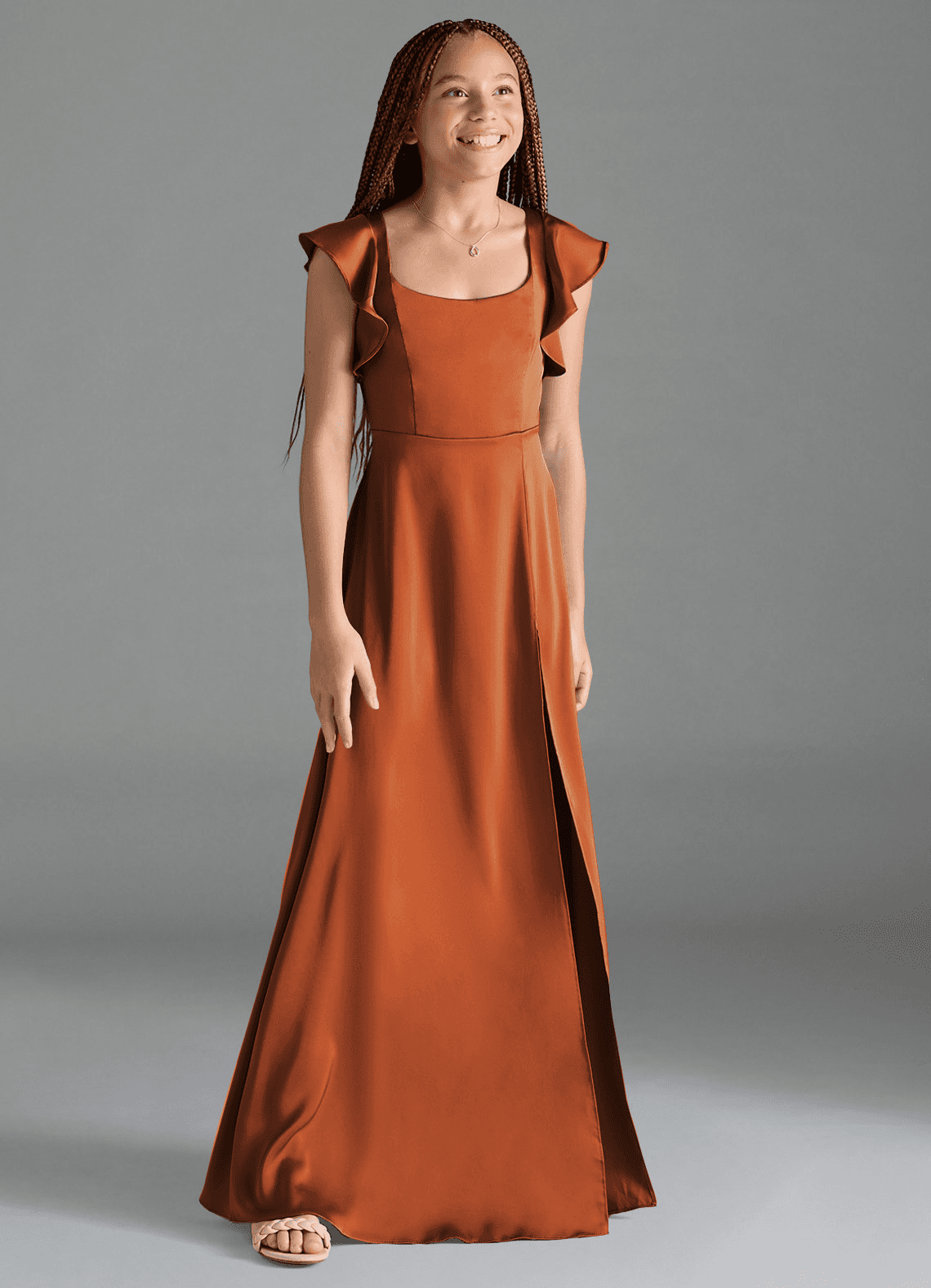 Azazie Bondi Junior Vestido Canela de Cetim elástico de Linha A com Fenda Lateral image2