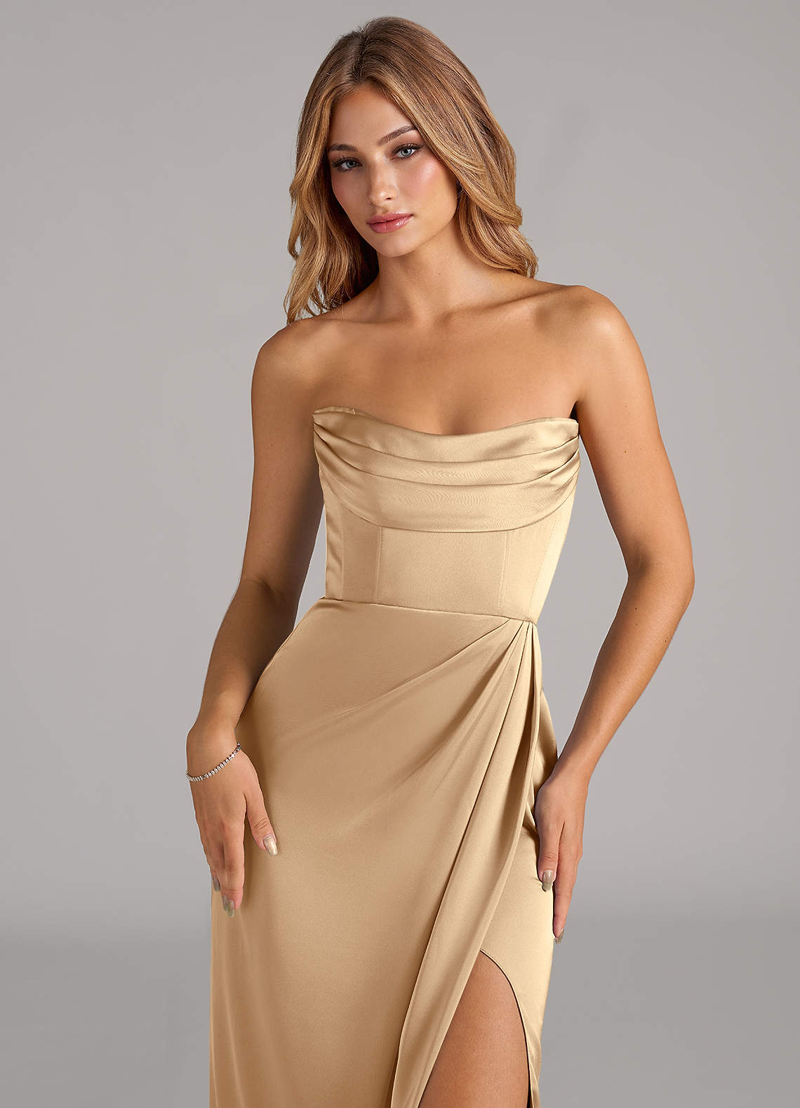 Azazie Johana Robes de demoiselle d'honneur Robe Sirène Convertible en Satin extensible Épaule décolletée Champagne image1
