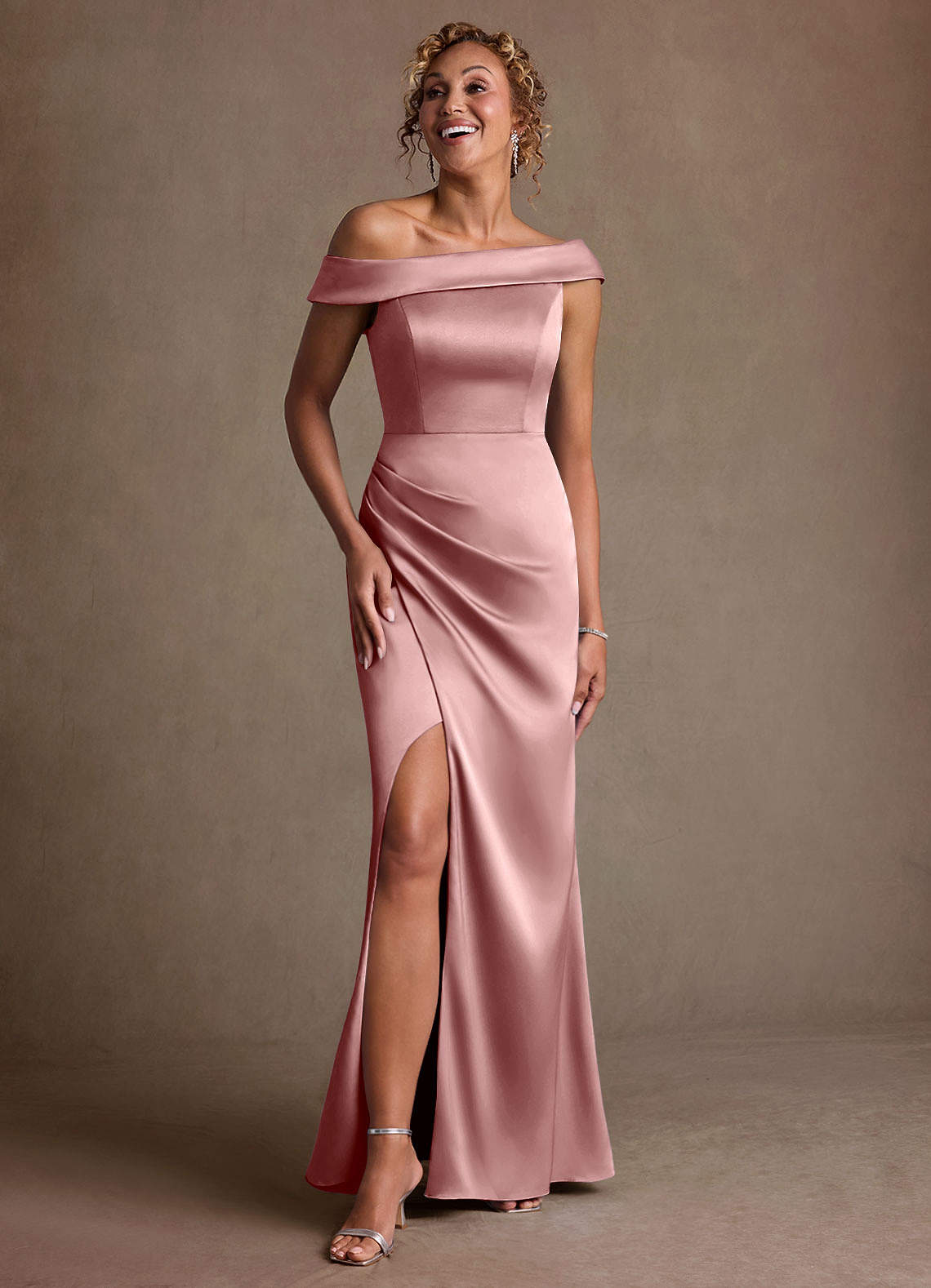 Azazie Kamala Vestidos para mãe da noiva Vestido Rosa Empoeirada de Cetim elástico de Bainha com Um ombro image5