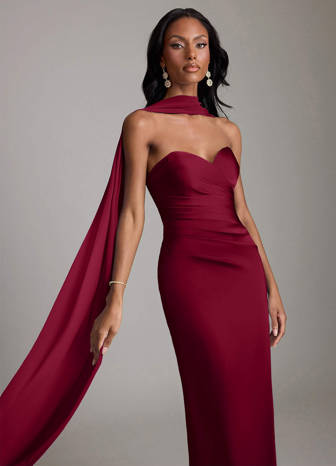 Azazie Sonora Essayer des robes à la maison Robe Fourreau en Satin extensible Sans bretelles Bourgogne image3