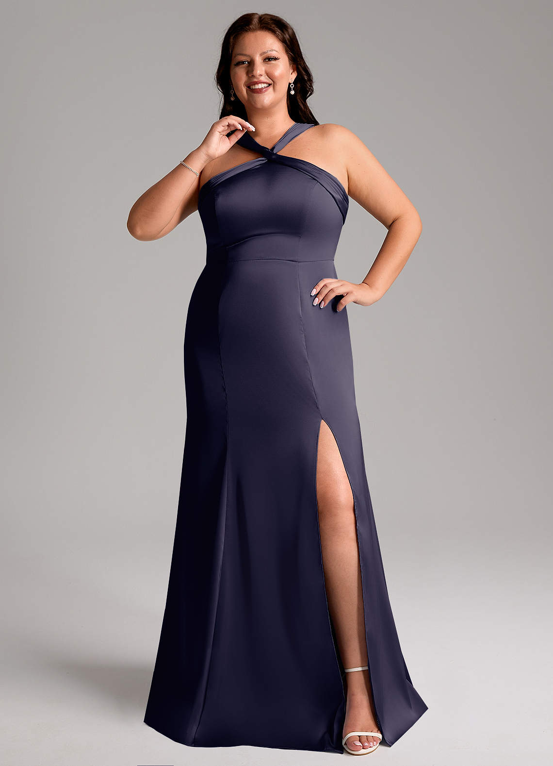 Azazie Rue Robes de demoiselle d'honneur Robe Trapèze en Satin extensible Plissée Bleu Orageux image1