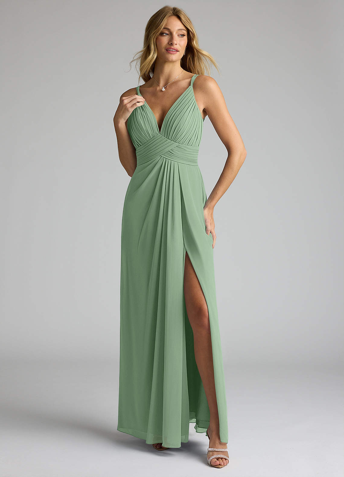 Azazie Maren Allure Vestidos de damas de honor Vestido de Matcha de Gasa de Corte en A con Cuello en V Encaje image1