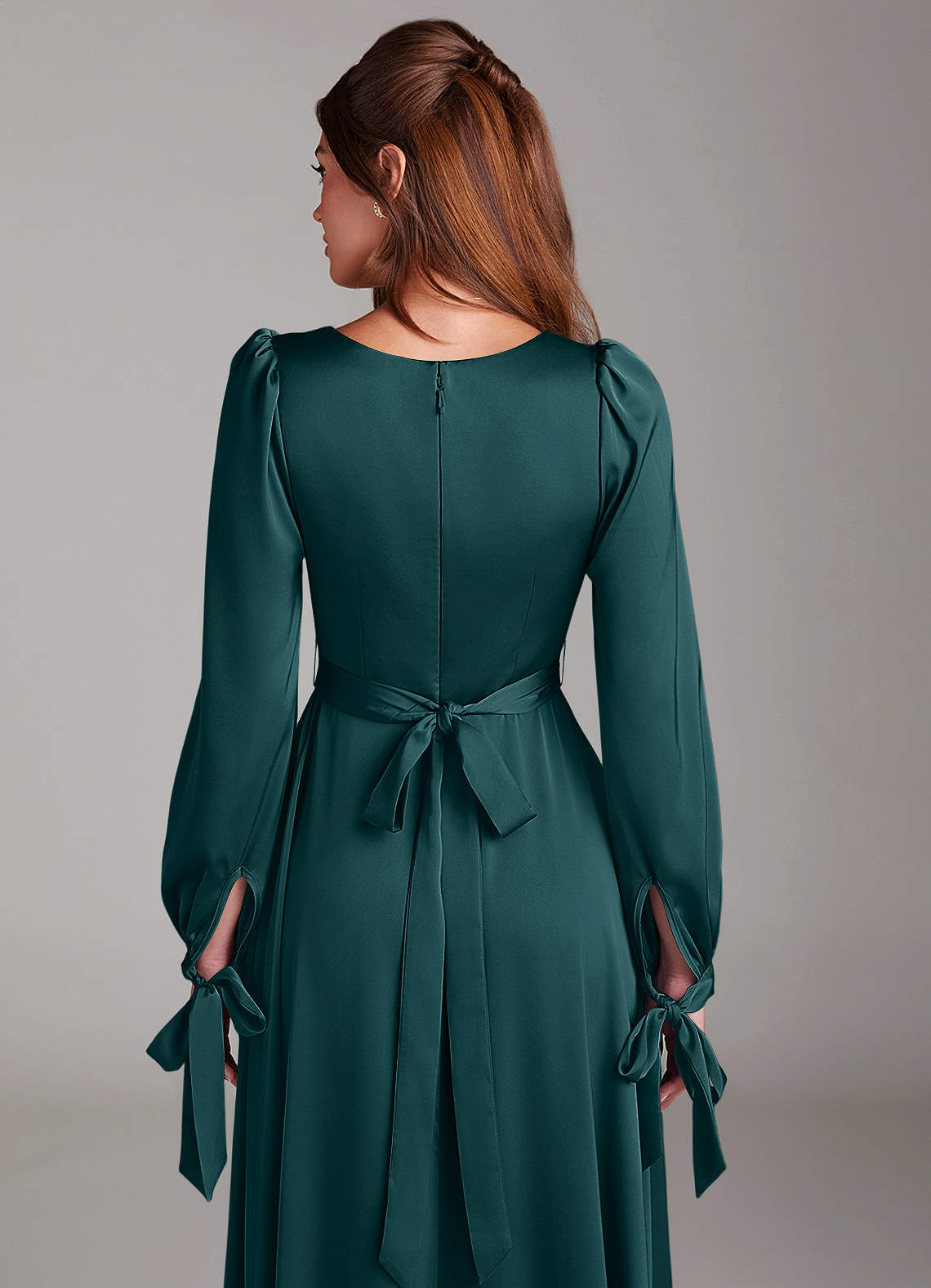 Azazie Leonia Robes de demoiselle d'honneur Robe Trapèze en Satin extensible Manche longue Vert Pin image6