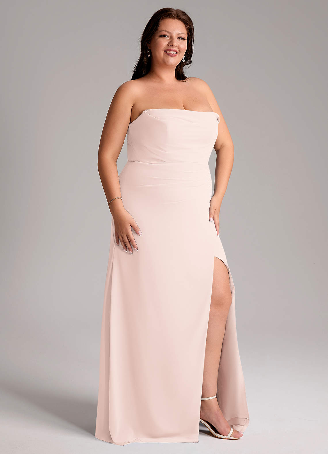 Azazie Leonis Vestidos de damas de honor Vestido de Pétalo De Rosa de Gasa de Corte Recto Convertible con Sin tirantes image13