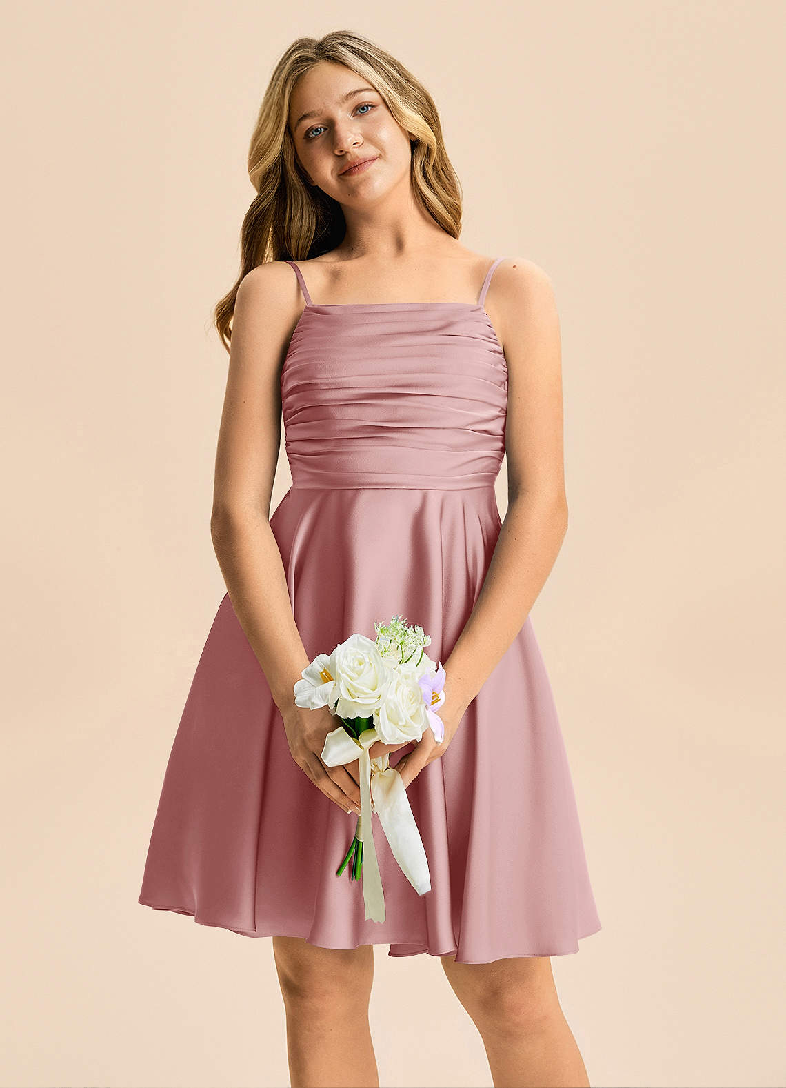 Azazie Miko Junior Robe Trapèze en Satin extensible Plissée Rose Poussiéreuse image5