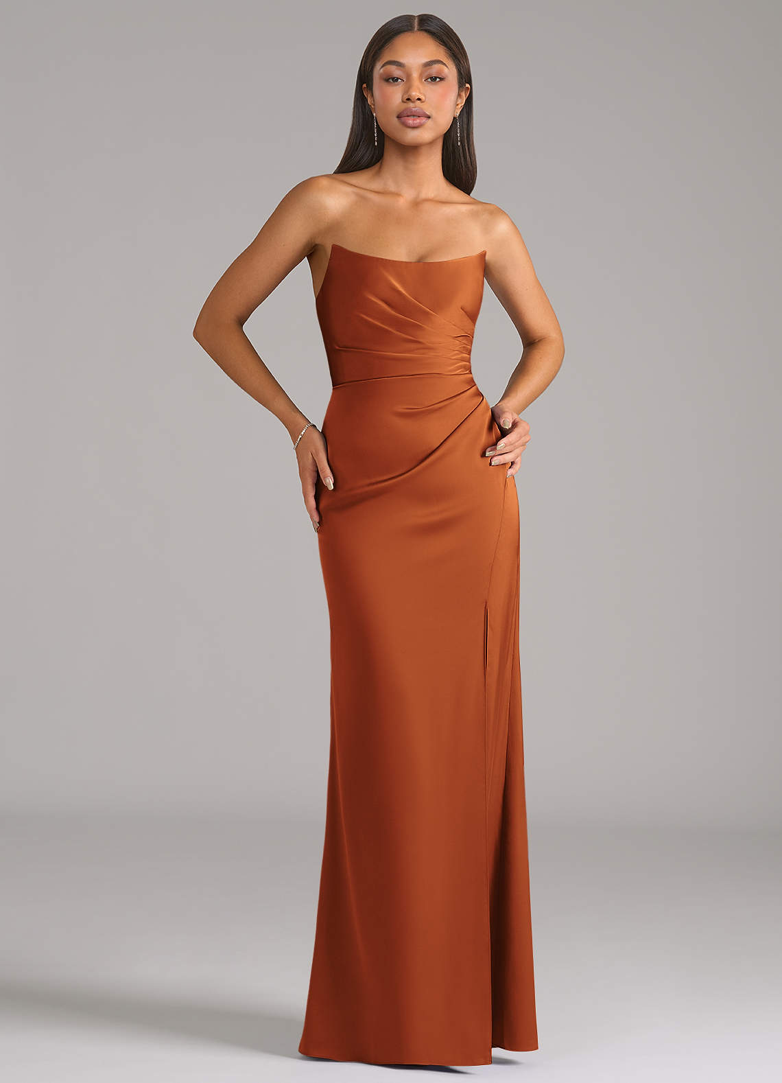 Azazie Marla Vestidos de damas de honor Vestido de Canela de Satén Elástico de Corte Recto Convertible con Sin tirantes image1