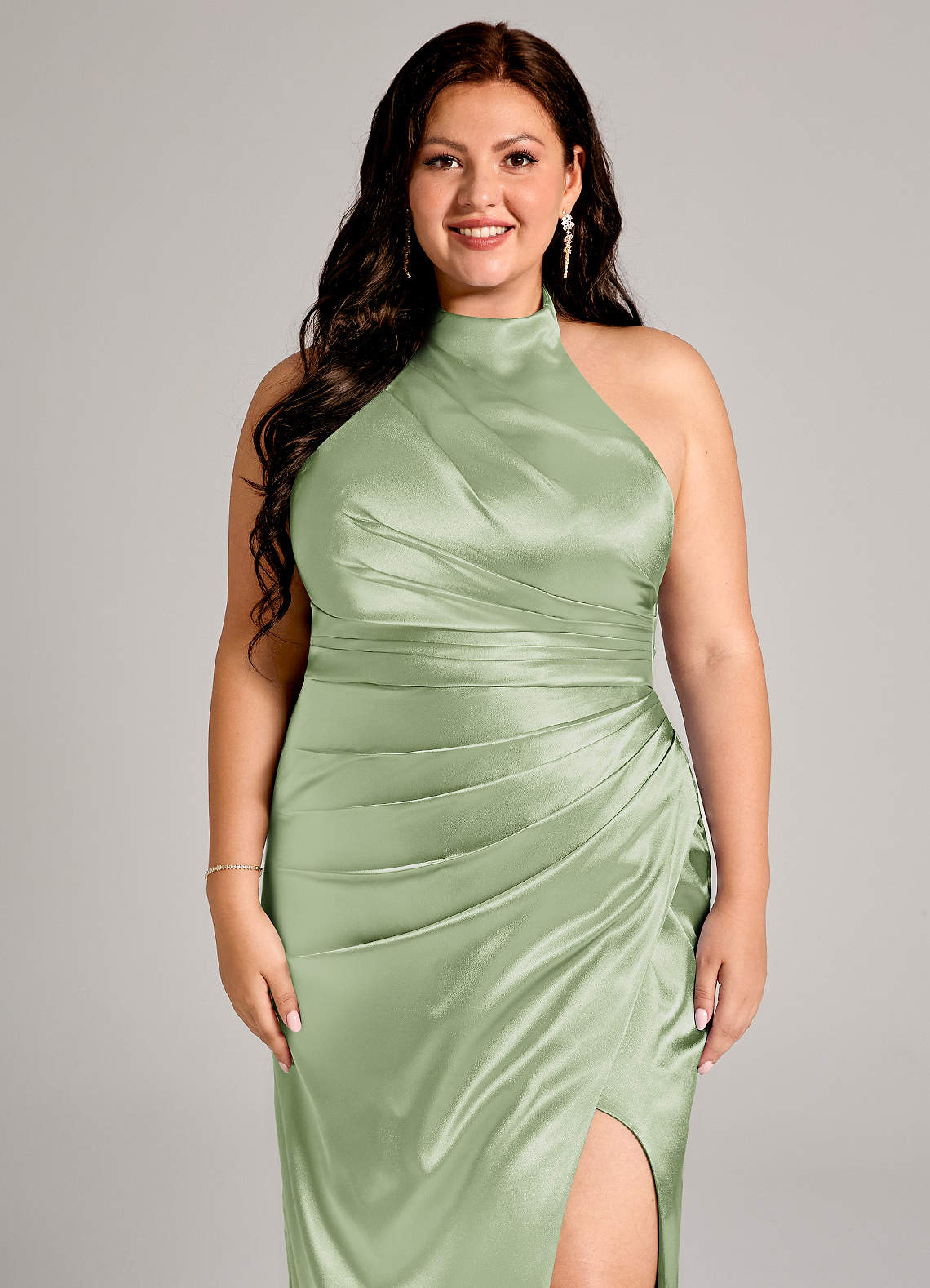 Azazie Jemma Essayer des robes à la maison Robe Fourreau en Satiné métallisé Plissée Bleu Poussiéreux image11