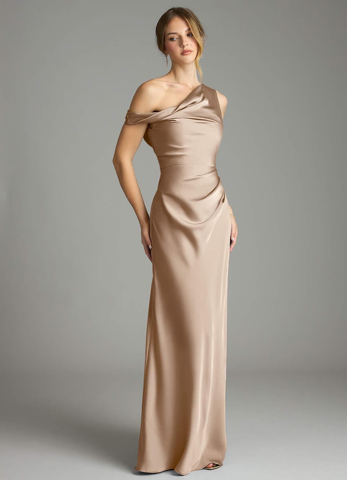 Azazie Emerson Jurken voor bruidsmeisjes Jurk van Stretch Satijn met Zeemeermin Off the Shoulder Taupe image4