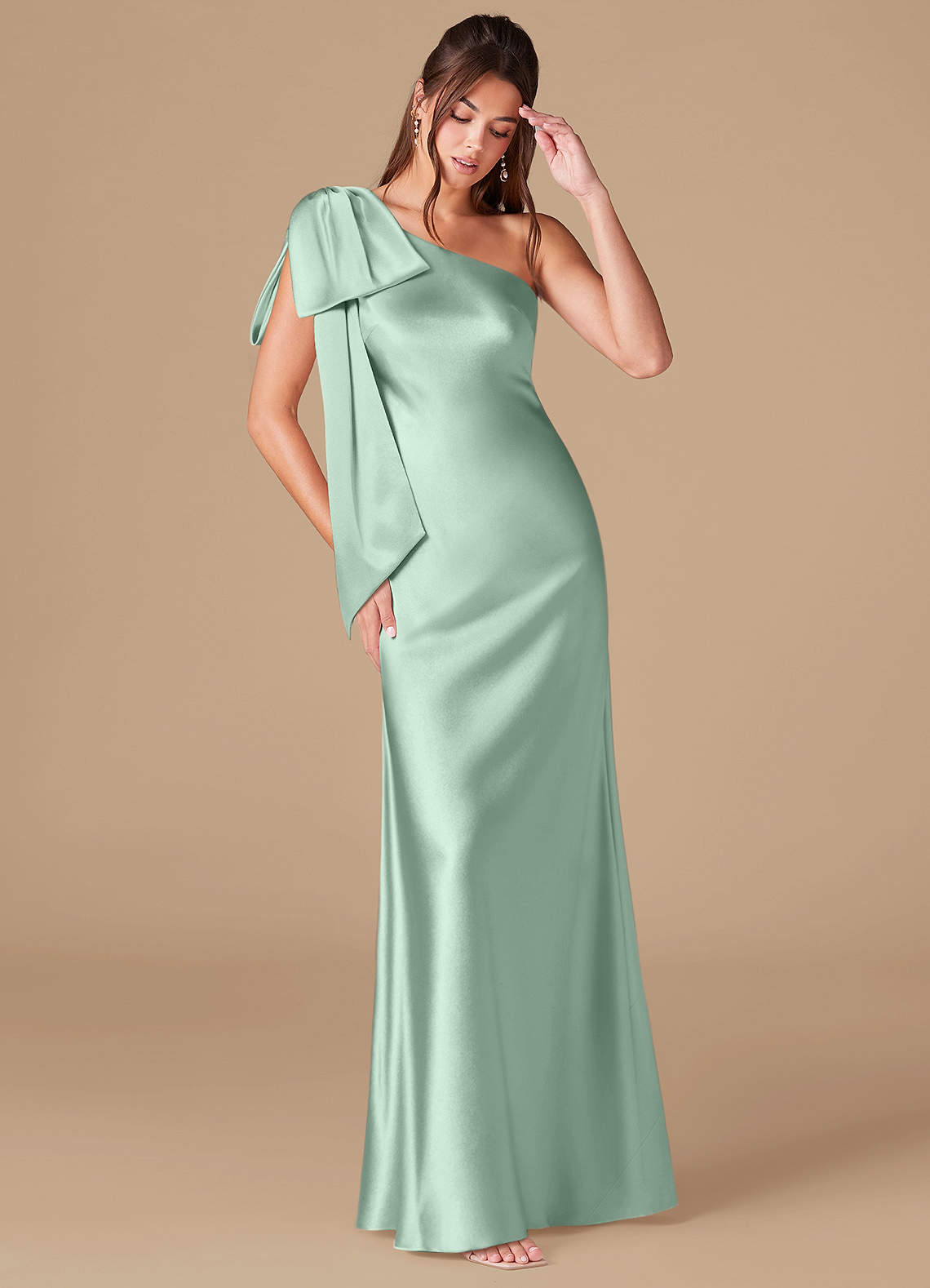 Azazie Capri Jurken voor bruidsmeisjes Jurk van Metaalachtig Satijn met Kolom One-Shoulder Agave image1