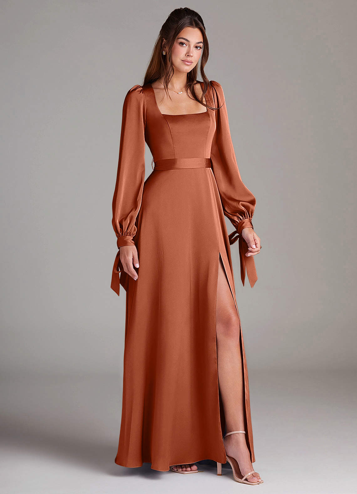 Azazie Leonia Robes de demoiselle d'honneur Robe Trapèze en Satin extensible Manche longue Rose De Cèdre image2