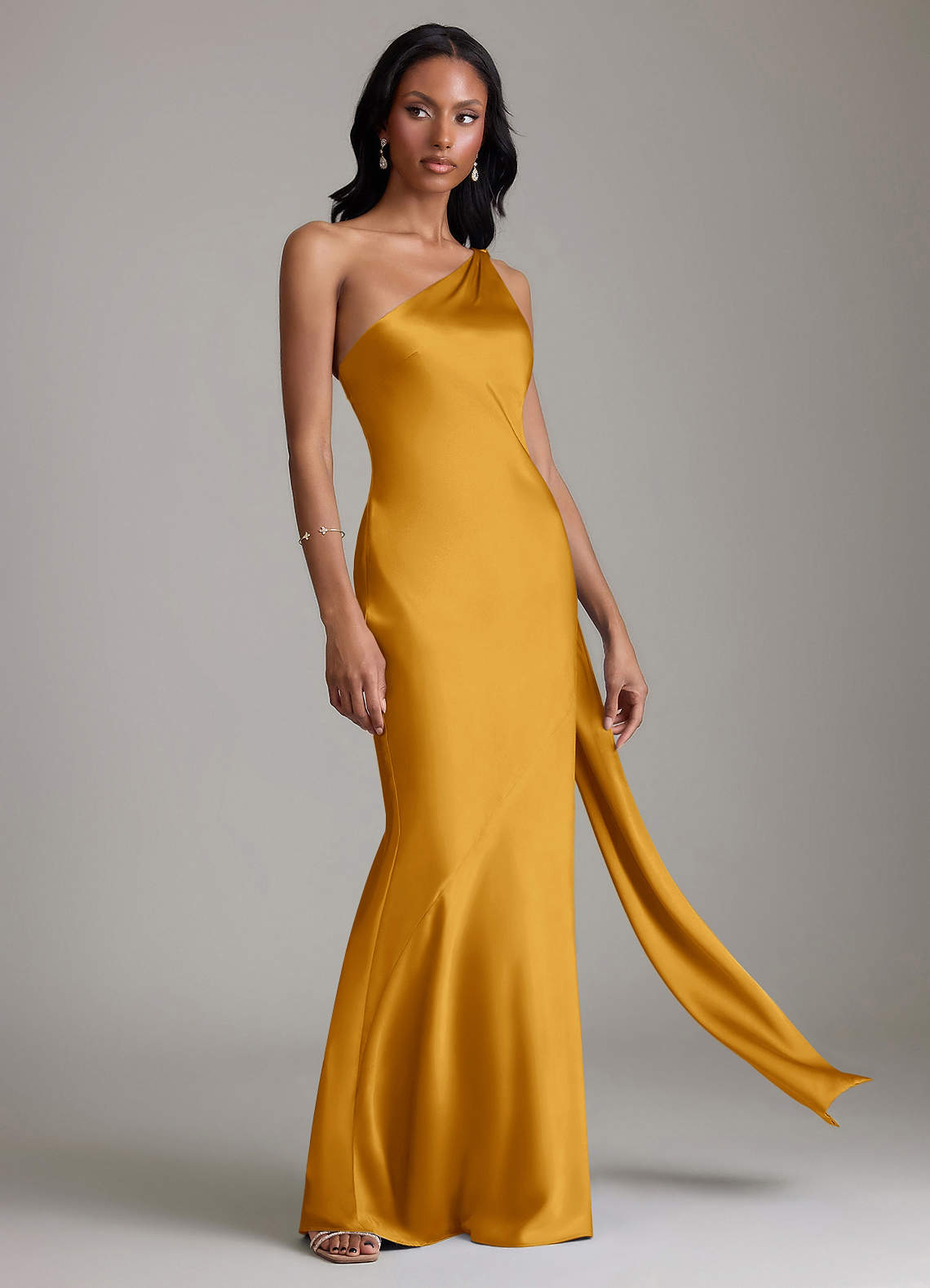 Azazie Juniper Vestidos de madrinha de casamento Vestido Caramelo de Cetim elástico de sereia com Um ombro image4