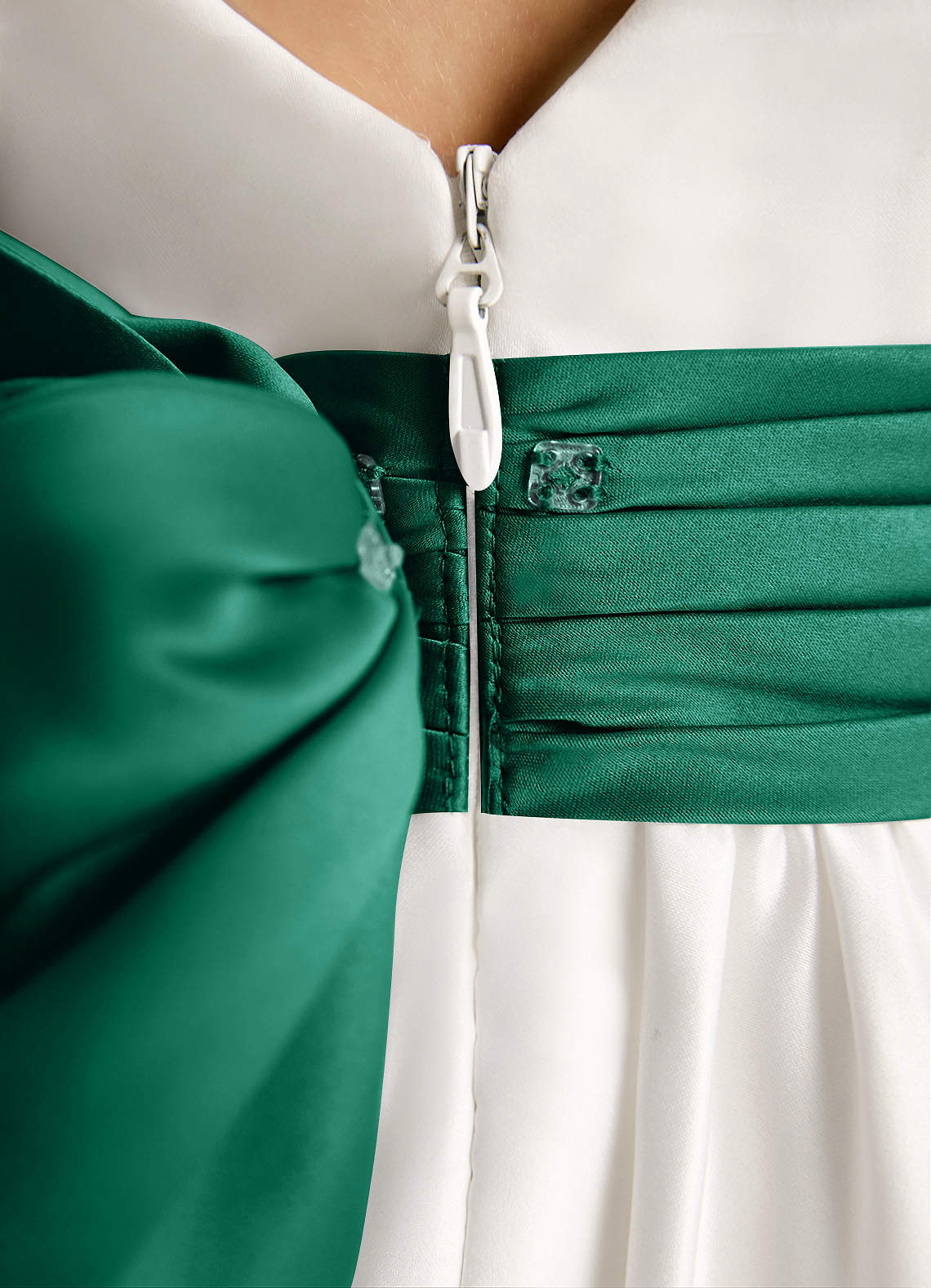 Azazie Sosie Robe Demoiselle D'honneur Fillette Robe Trapèze en Mat Satiné Plissée Ivoire émeraude image5